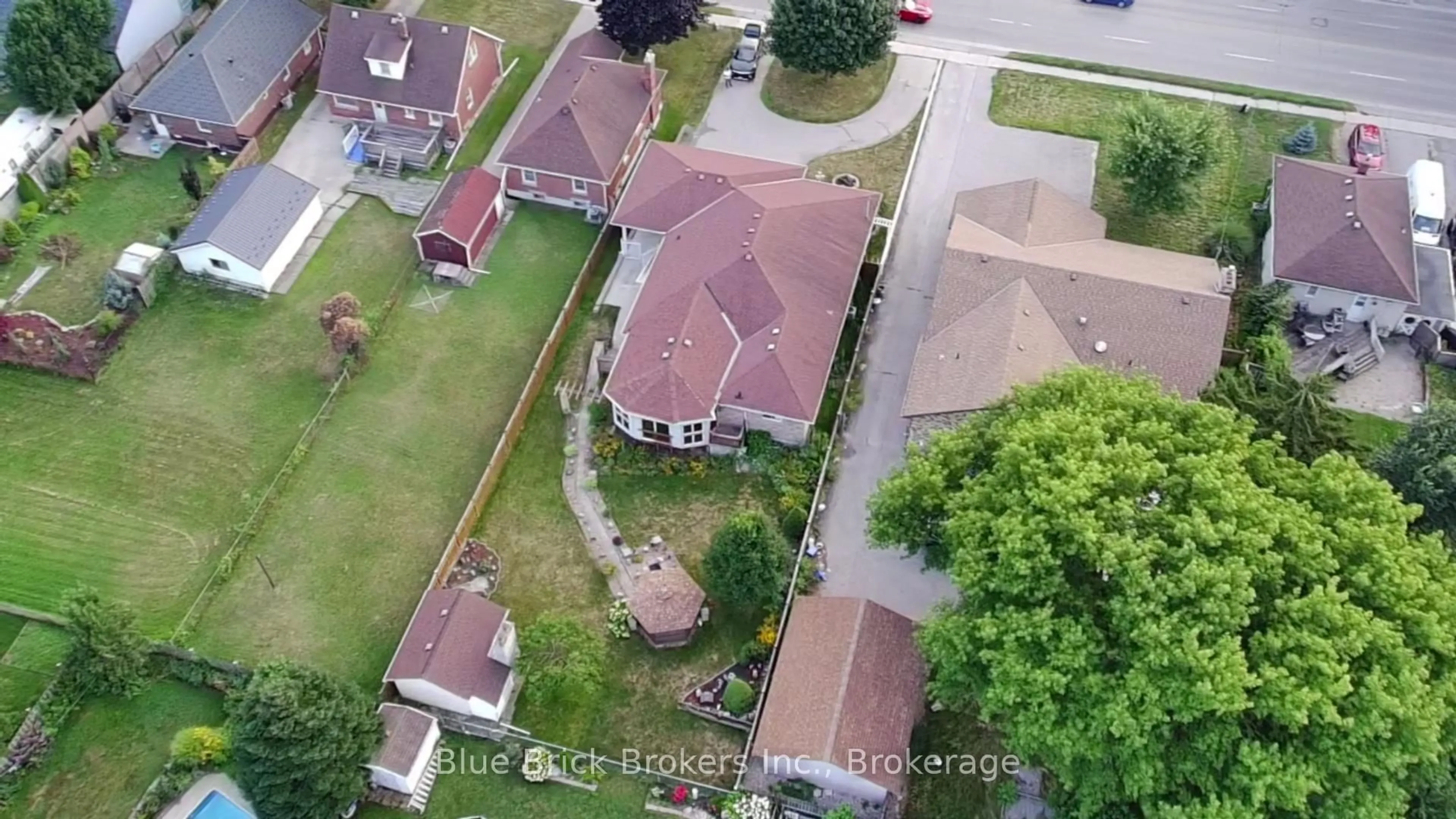 A pic from outside/outdoor area/front of a property/back of a property/a pic from drone, street for 216 Highbury Ave, London East Ontario N5Z 2W7