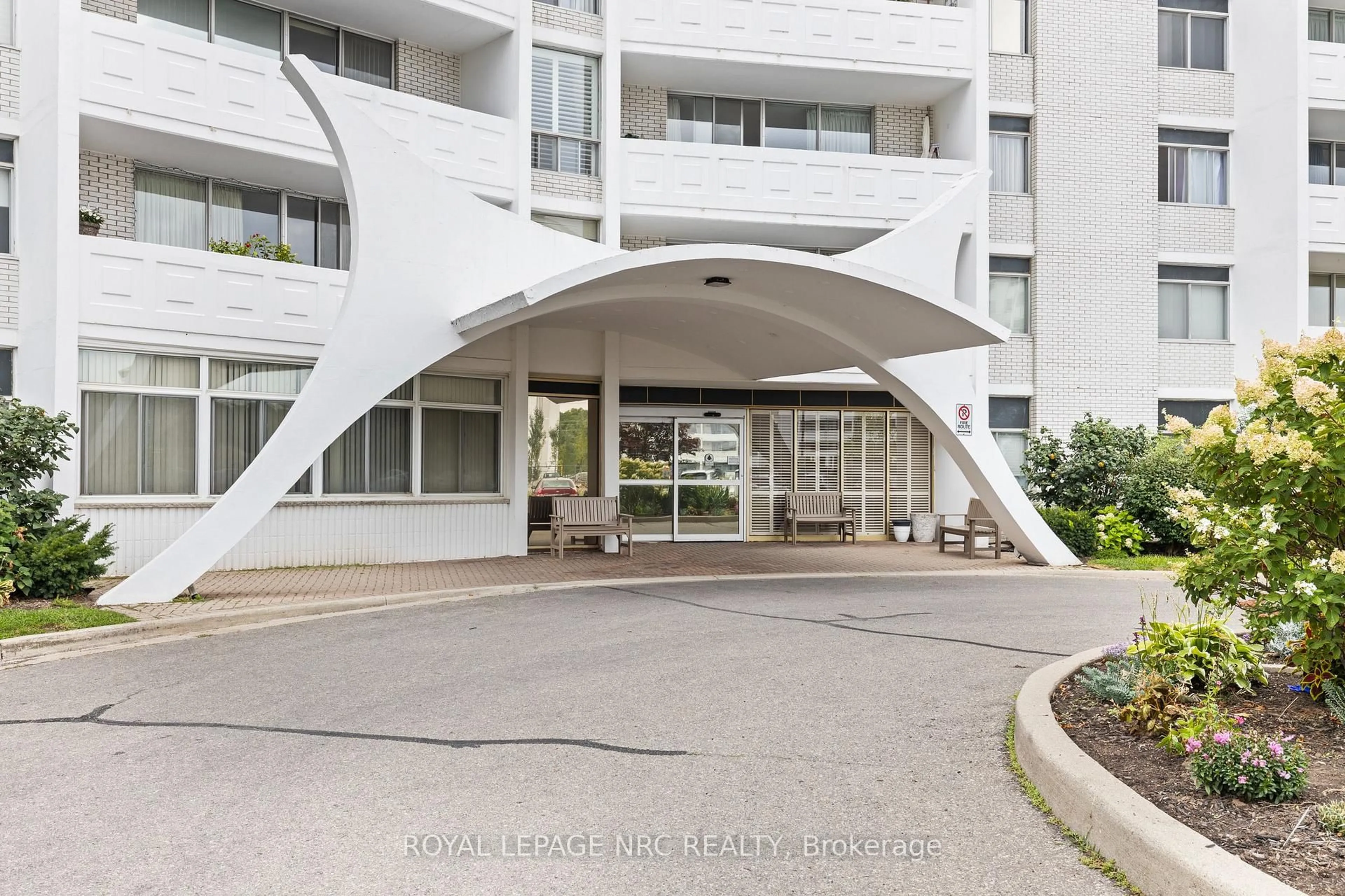 Indoor foyer for 15 Towering Heights Blvd #406, St. Catharines Ontario L2T 3G7