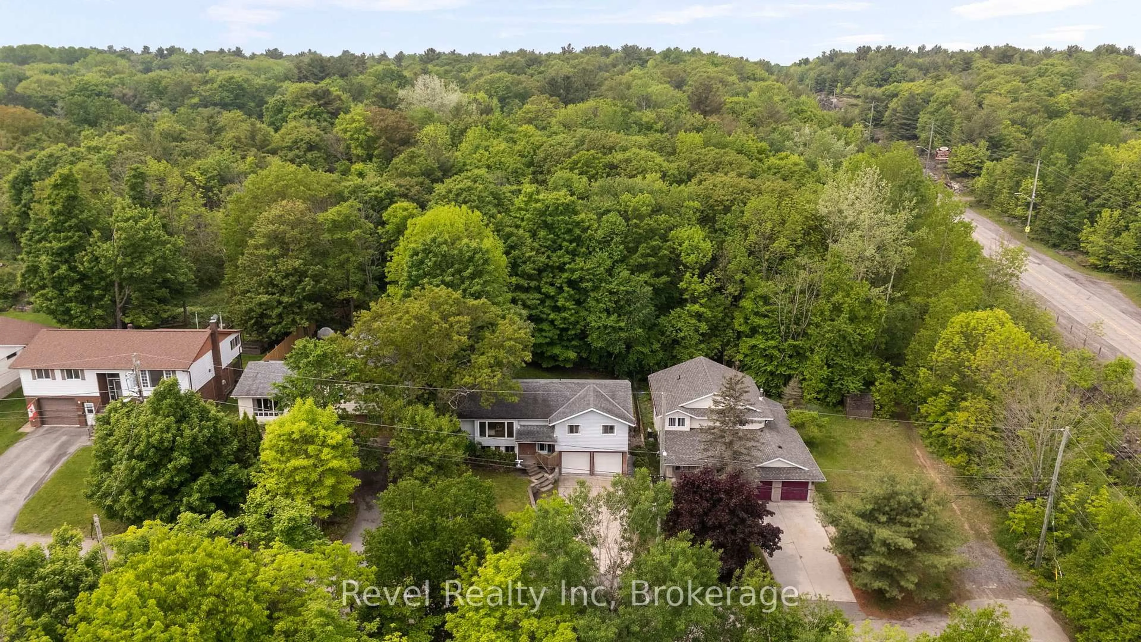 A pic from outside/outdoor area/front of a property/back of a property/a pic from drone, unknown for 35 Macklaim Dr, Parry Sound Ontario P2A 2Z7