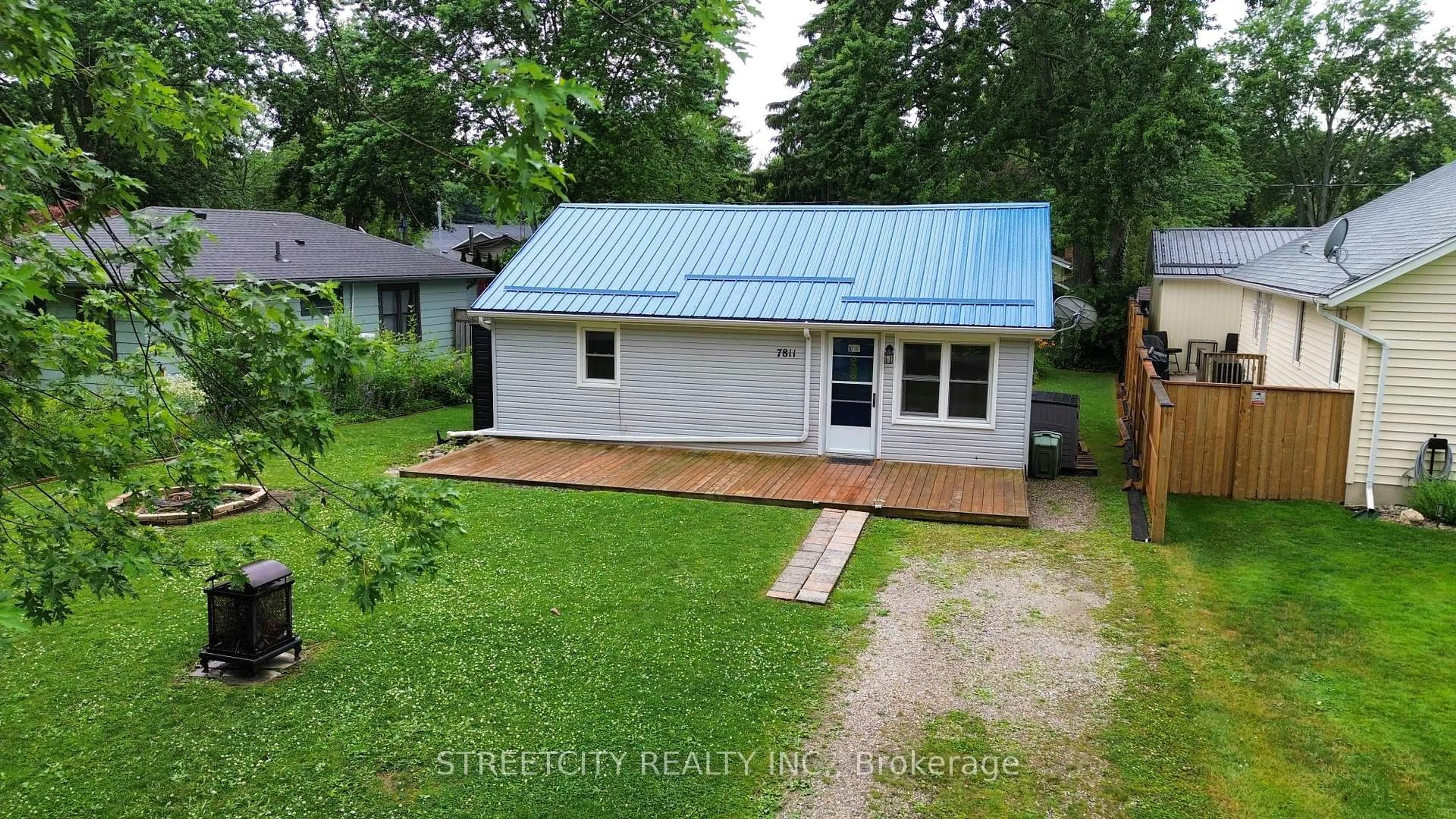 A pic from outside/outdoor area/front of a property/back of a property/a pic from drone, building for 7811 Ken St, Plympton-Wyoming Ontario N0N 1J6