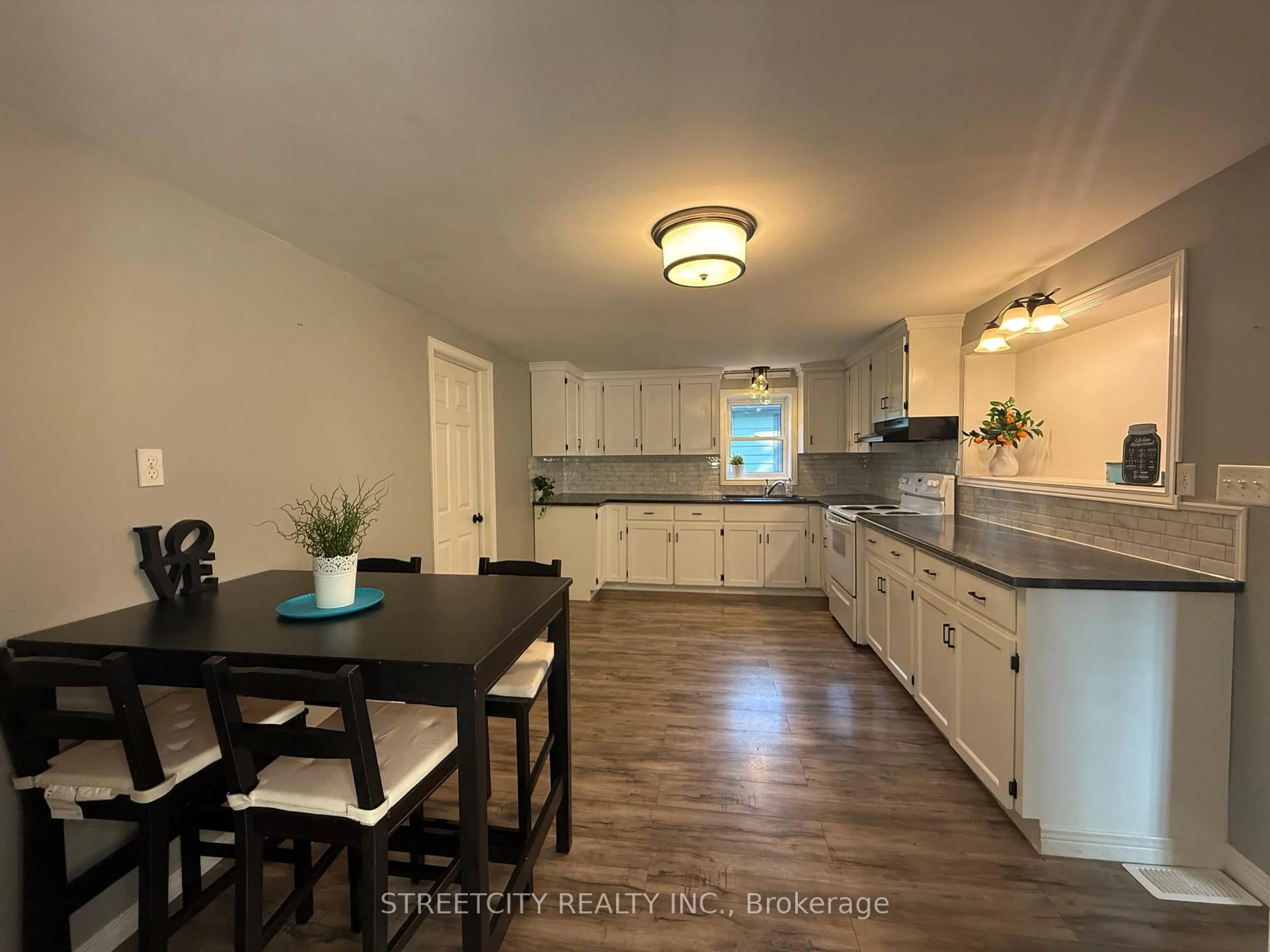Open concept kitchen, unknown for 7811 Ken St, Plympton-Wyoming Ontario N0N 1J6