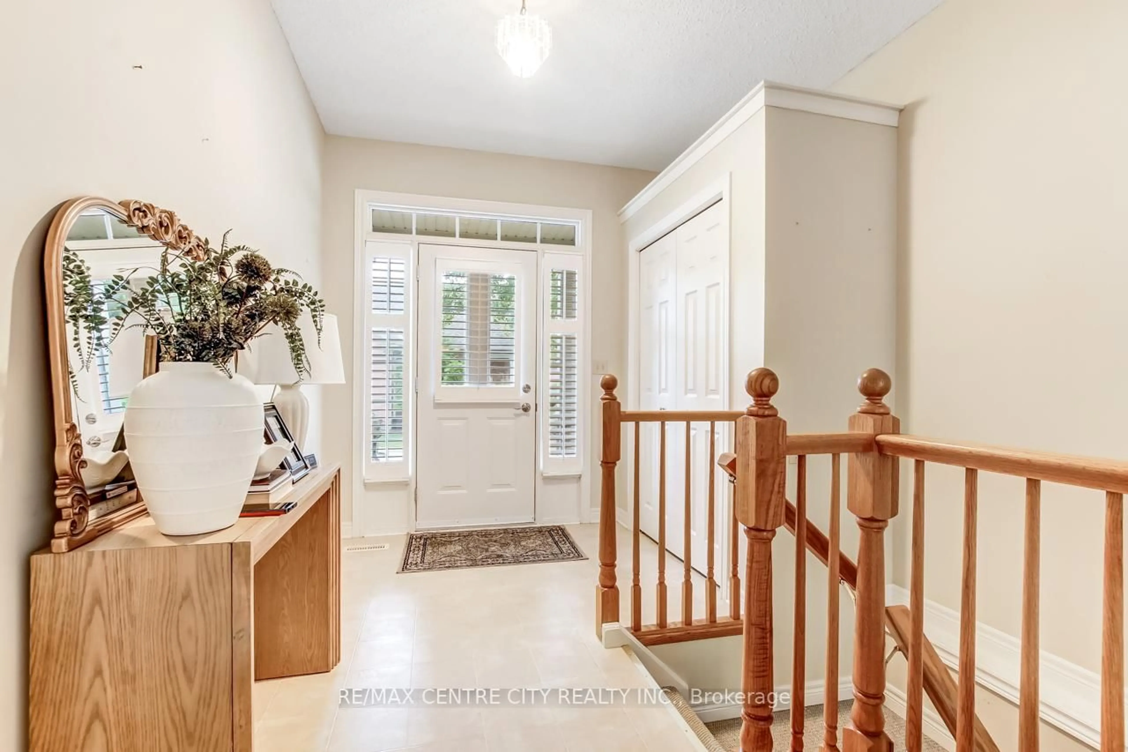 Indoor entryway for 2025 MEADOWGATE Blvd #243, London South Ontario N6M 1K9