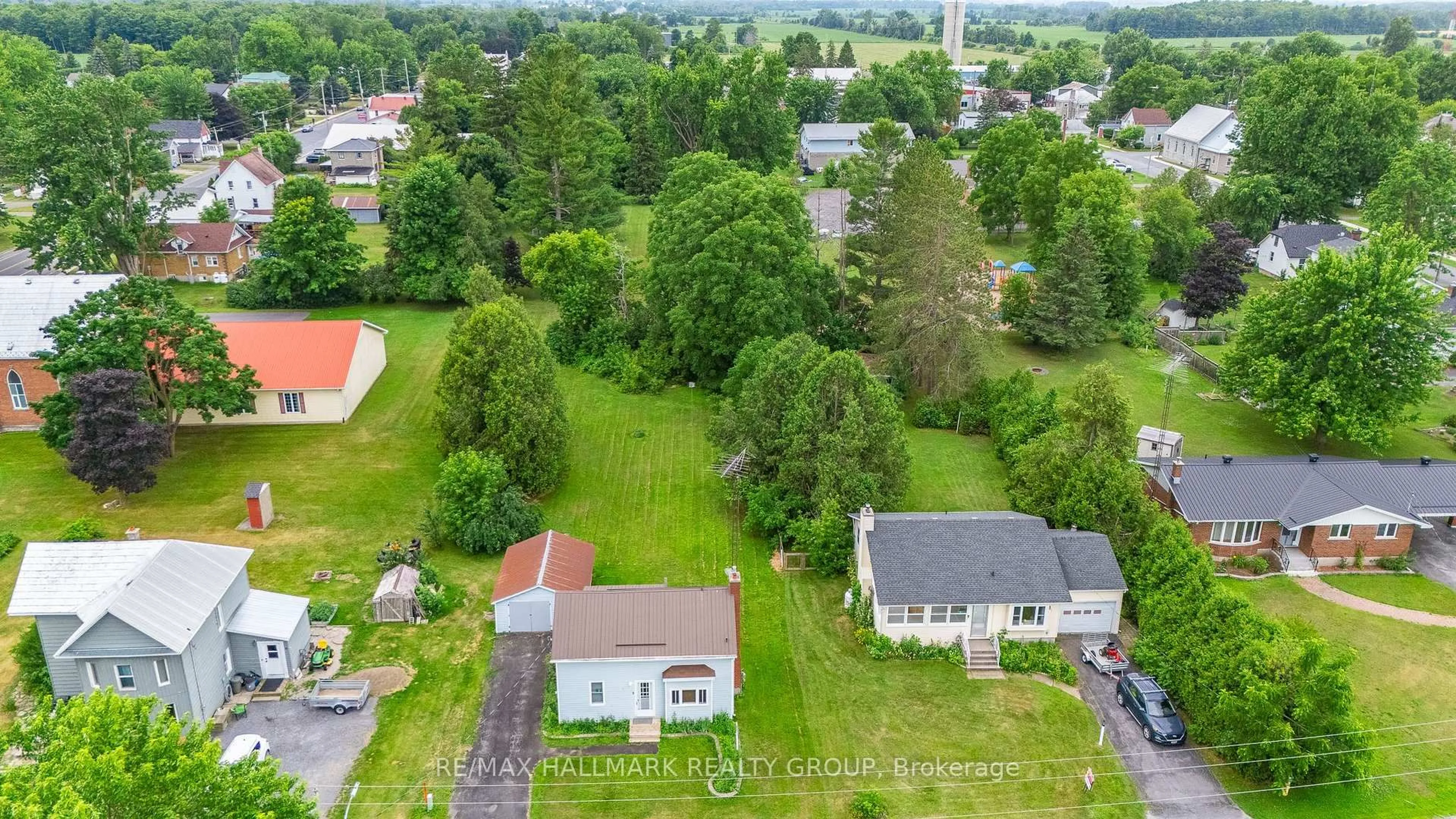 A pic from outside/outdoor area/front of a property/back of a property/a pic from drone, unknown for 5 Nelson St, North Stormont Ontario K0C 1K0