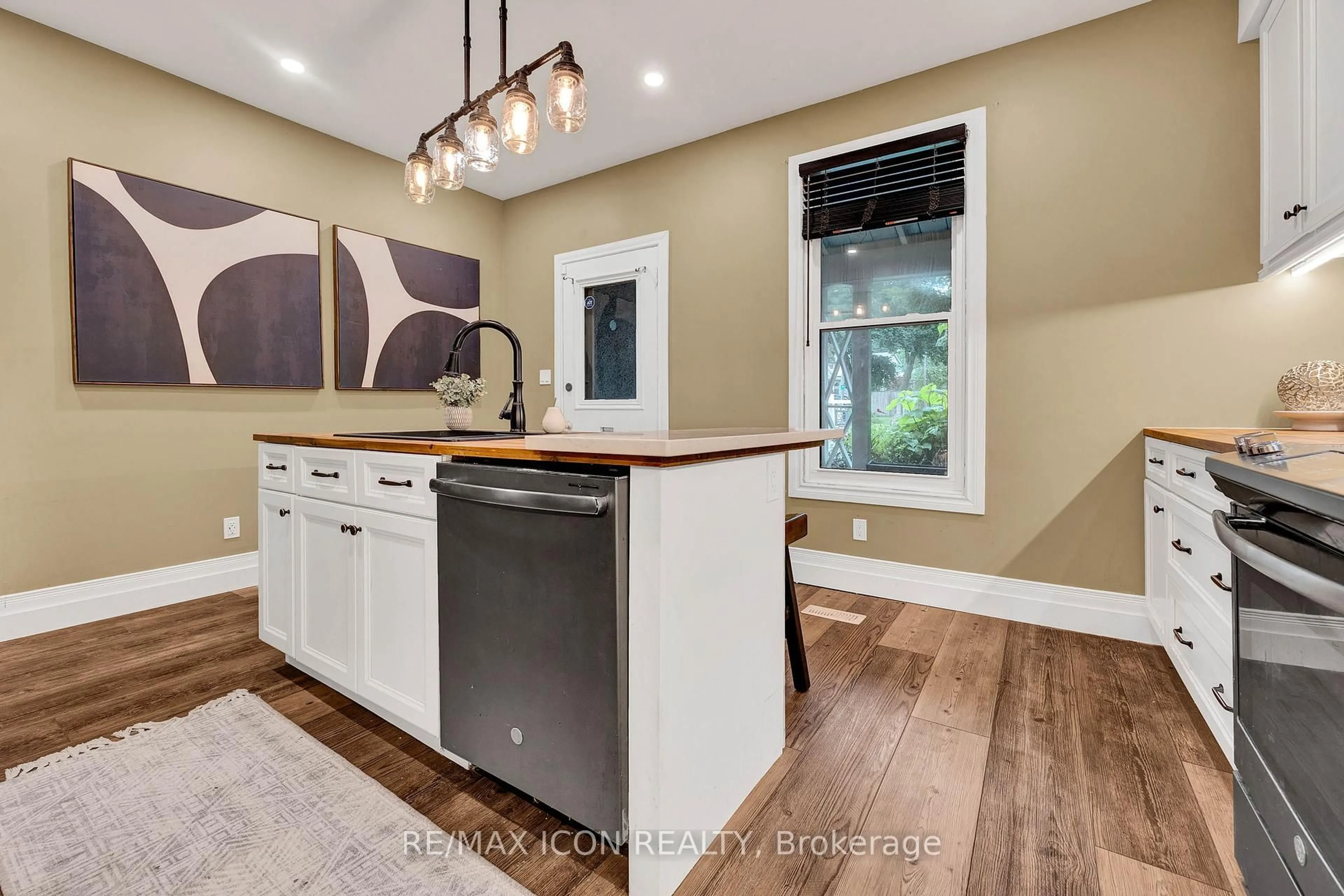 Open concept kitchen, unknown for 115 Cedar St, Cambridge Ontario N1S 1V7