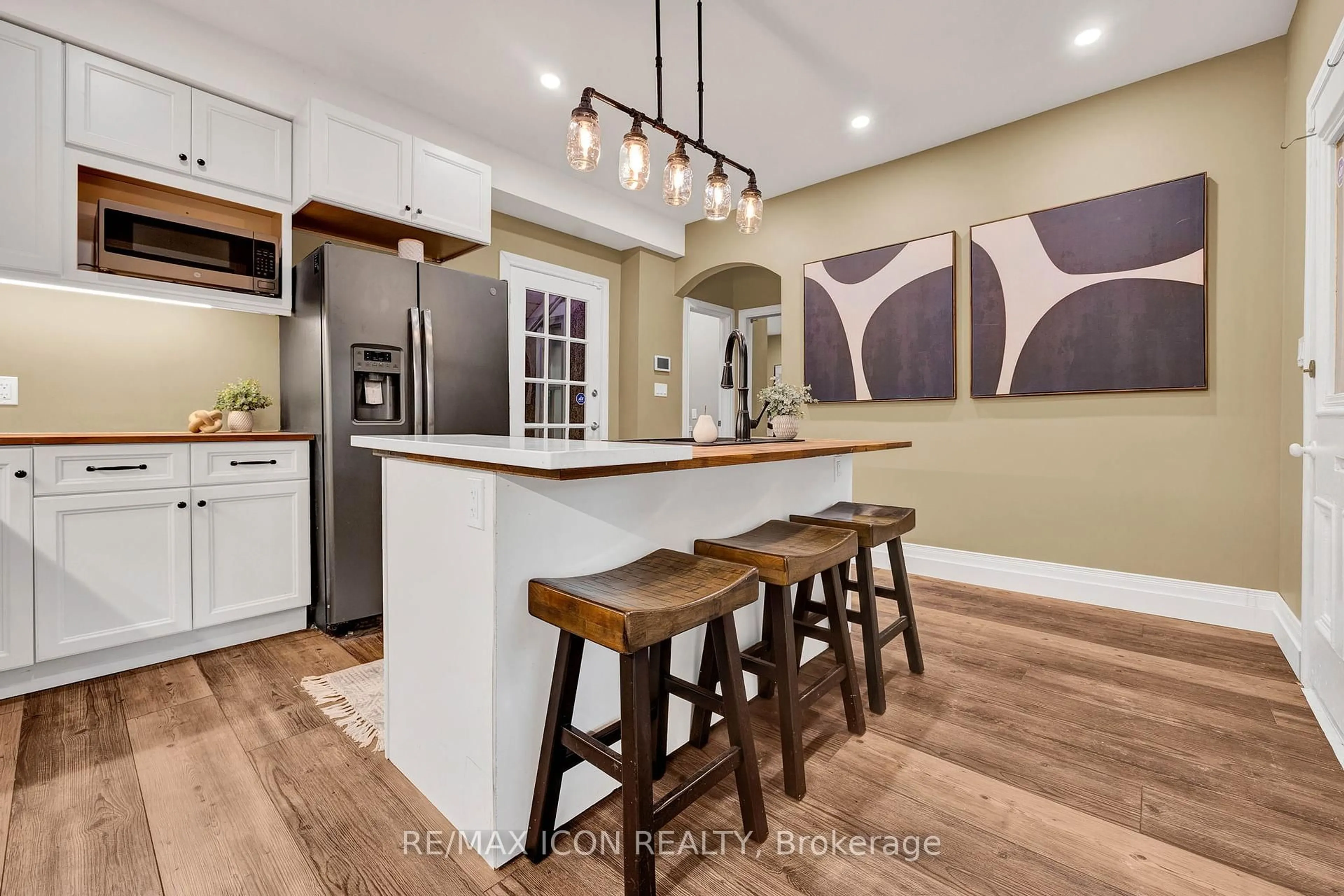 Open concept kitchen, unknown for 115 Cedar St, Cambridge Ontario N1S 1V7