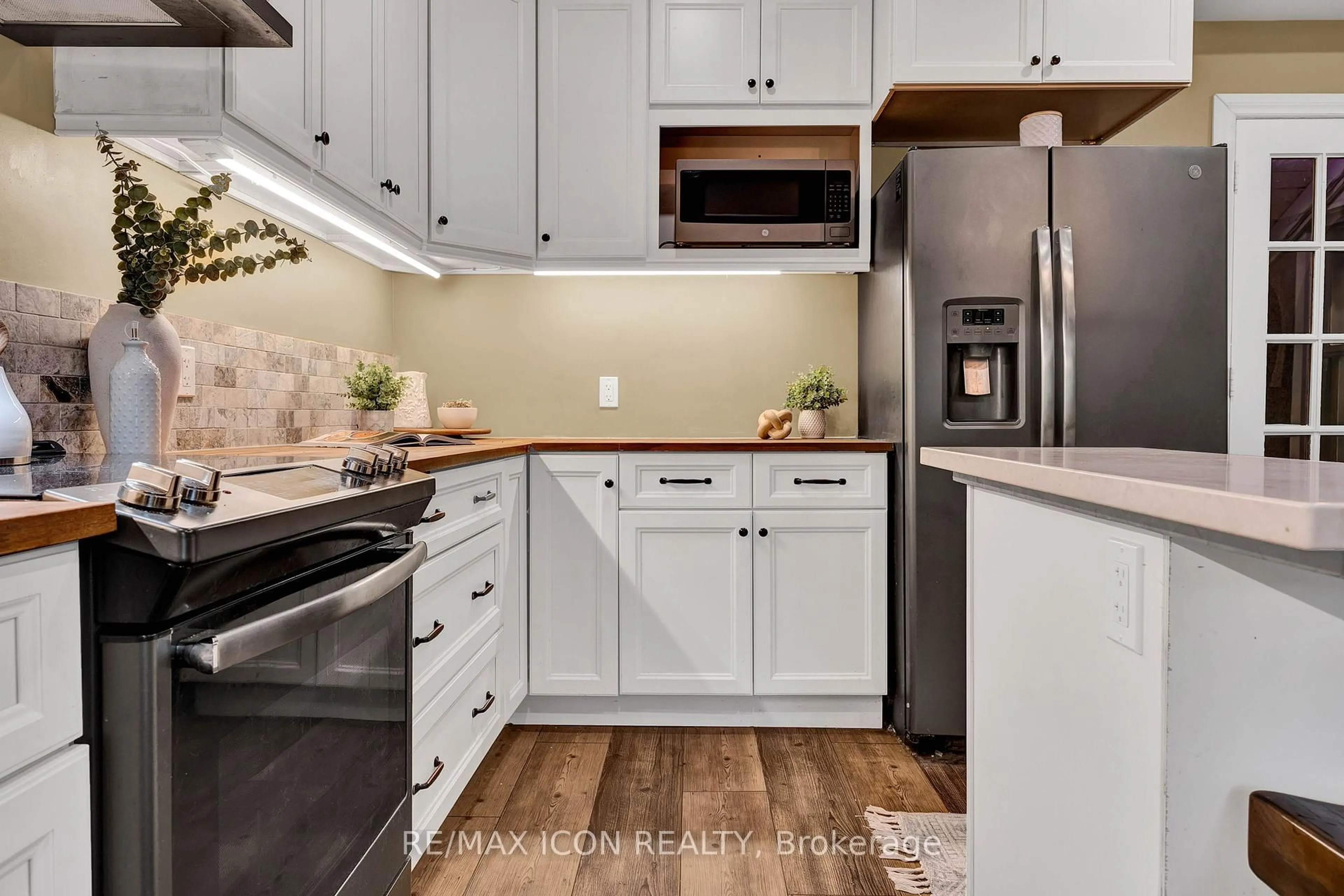 Open concept kitchen, unknown for 115 Cedar St, Cambridge Ontario N1S 1V7