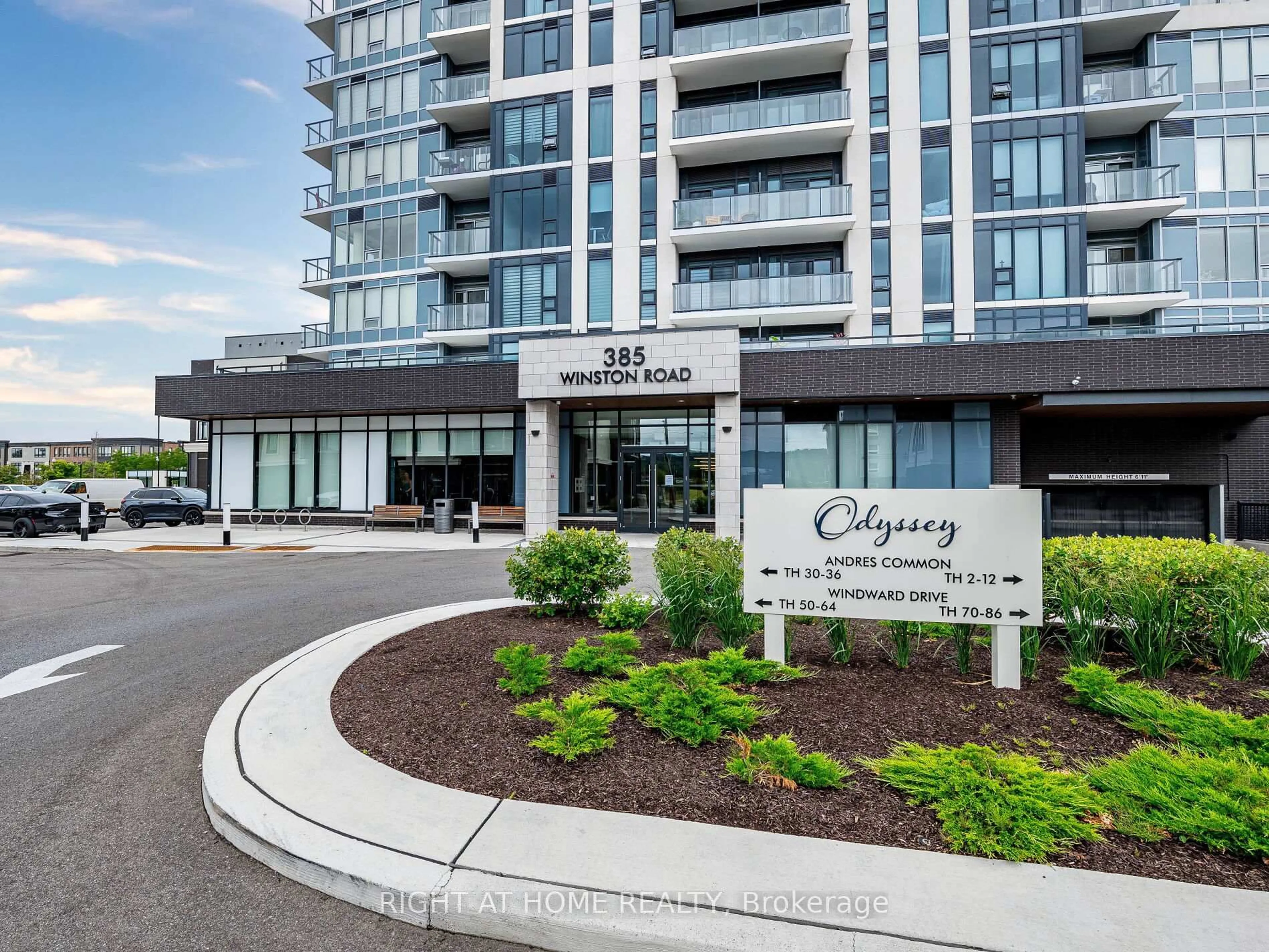 Indoor foyer for 385 Winston Rd #804, Grimsby Ontario L3M 4E8
