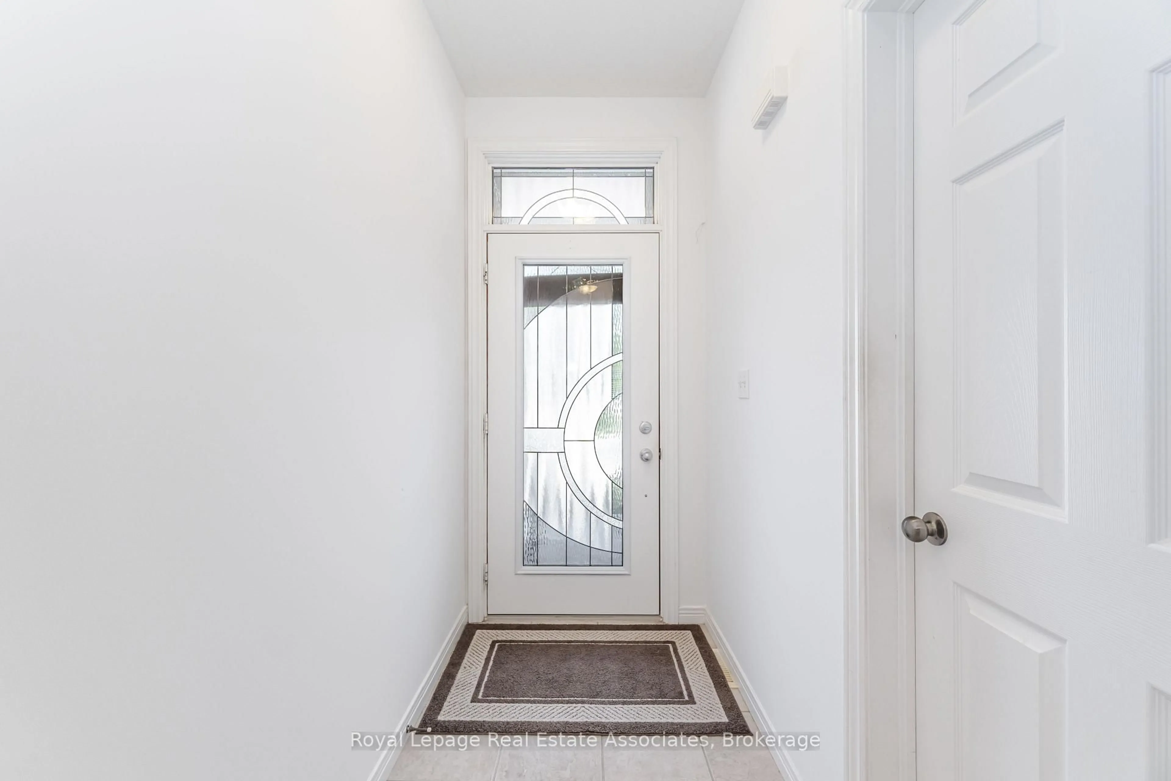 Indoor entryway for 10 Cornflower Cres, Hamilton Ontario L0R 1P0