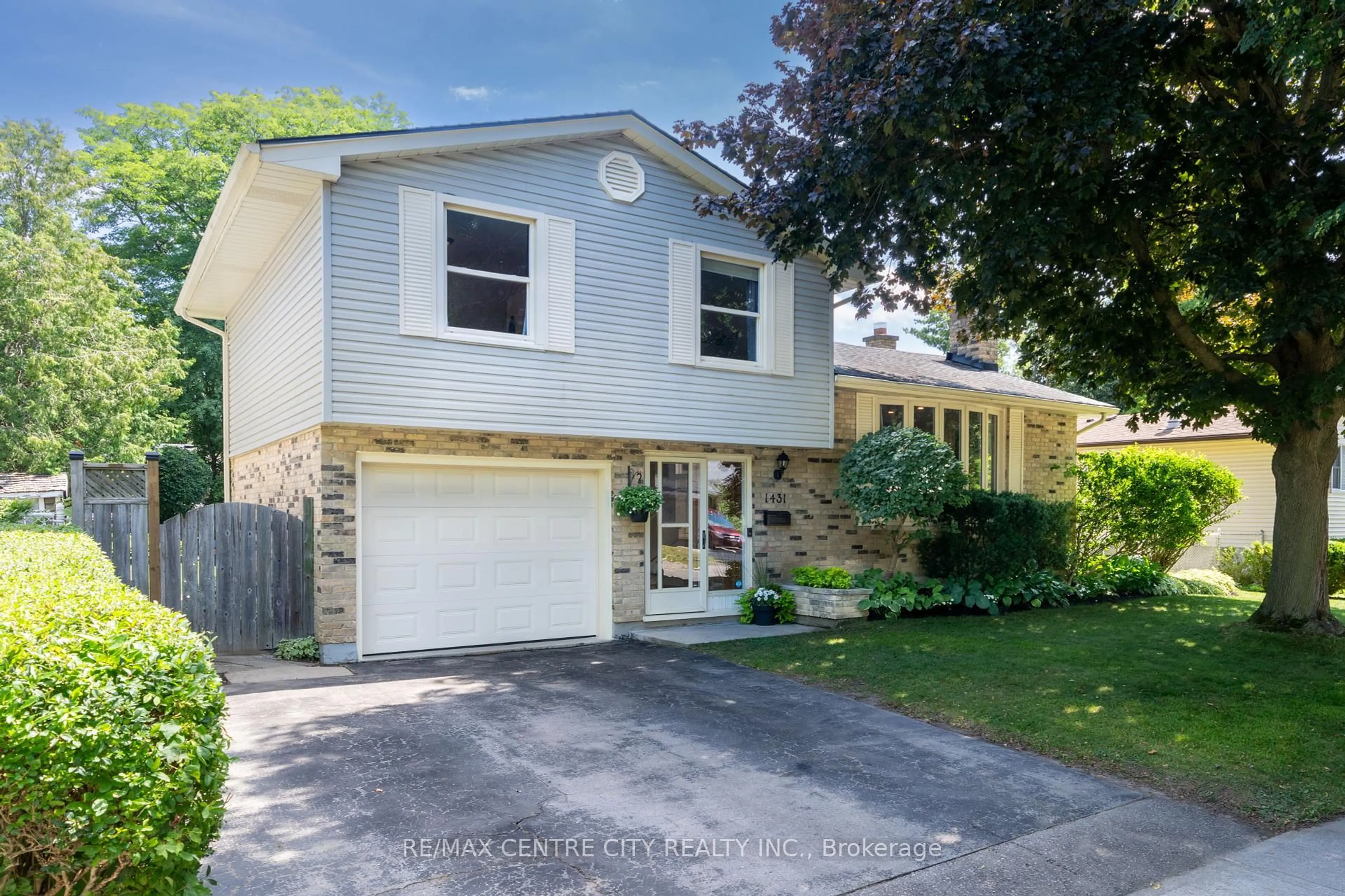 Home with vinyl exterior material, street for 1431 STONEYBROOK Cres, London North Ontario N5X 1C3