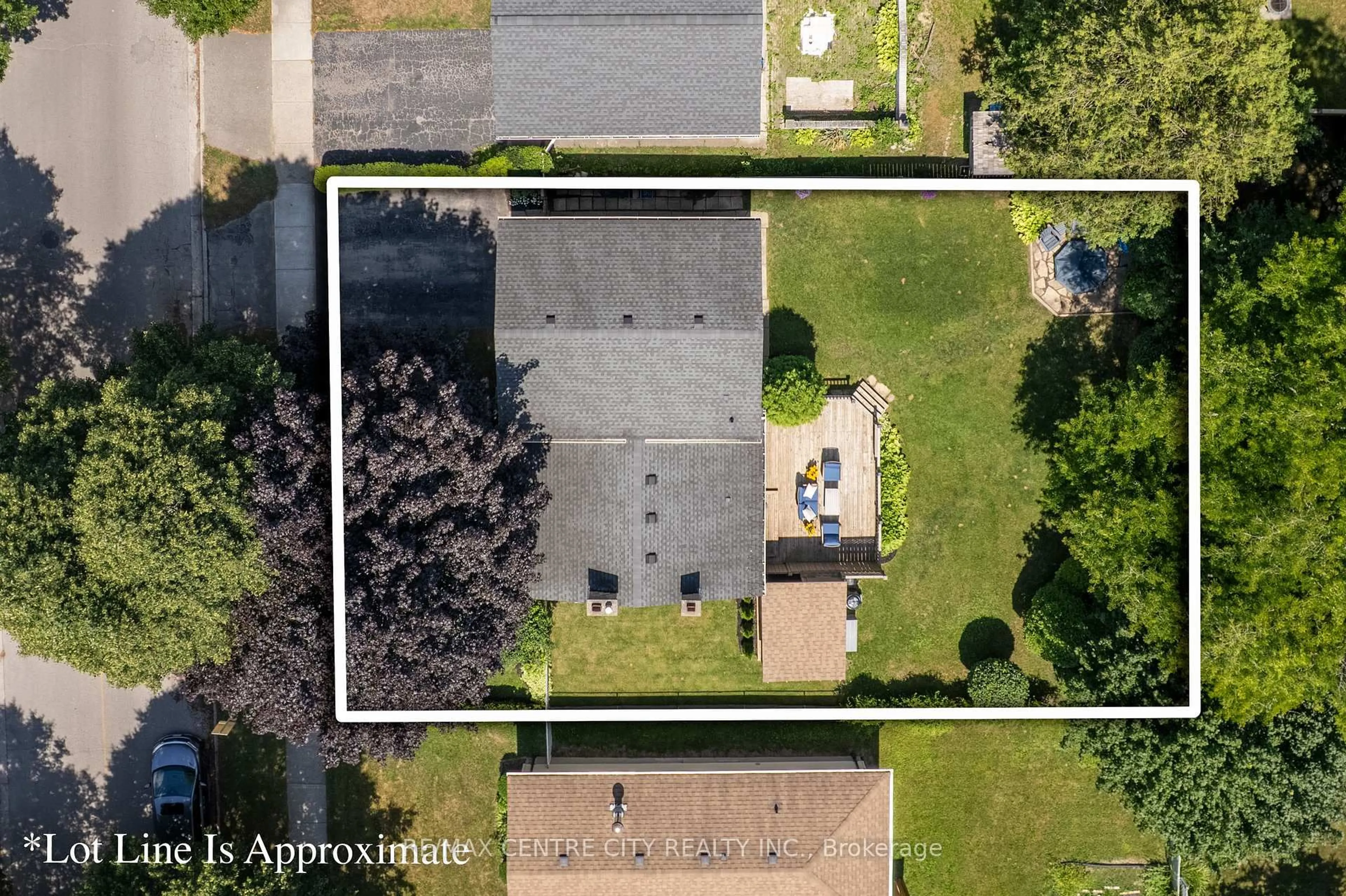 A pic from outside/outdoor area/front of a property/back of a property/a pic from drone, street for 1431 STONEYBROOK Cres, London North Ontario N5X 1C3