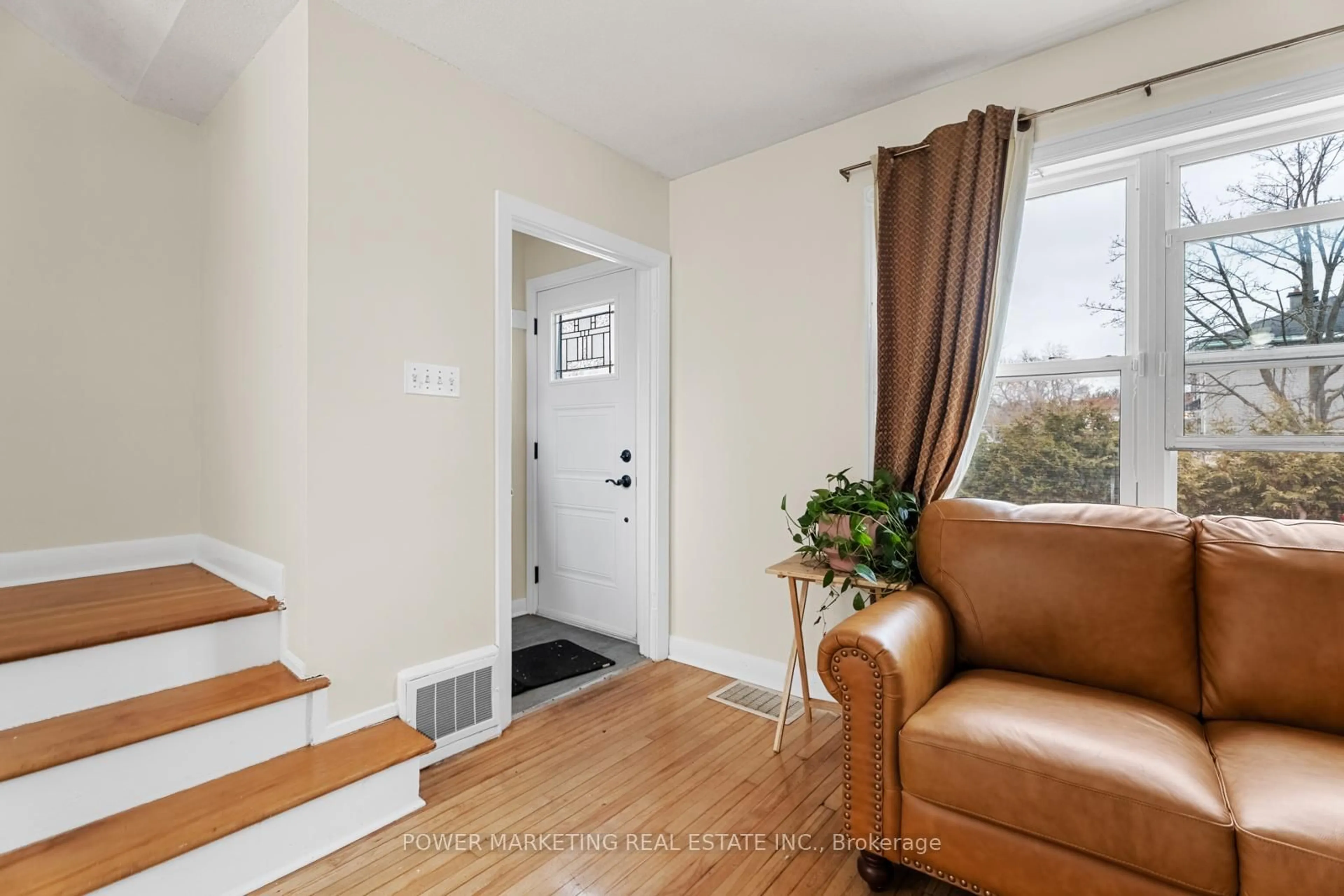 Indoor entryway for 1047 Hollington St, Ottawa Ontario K1Z 6L2