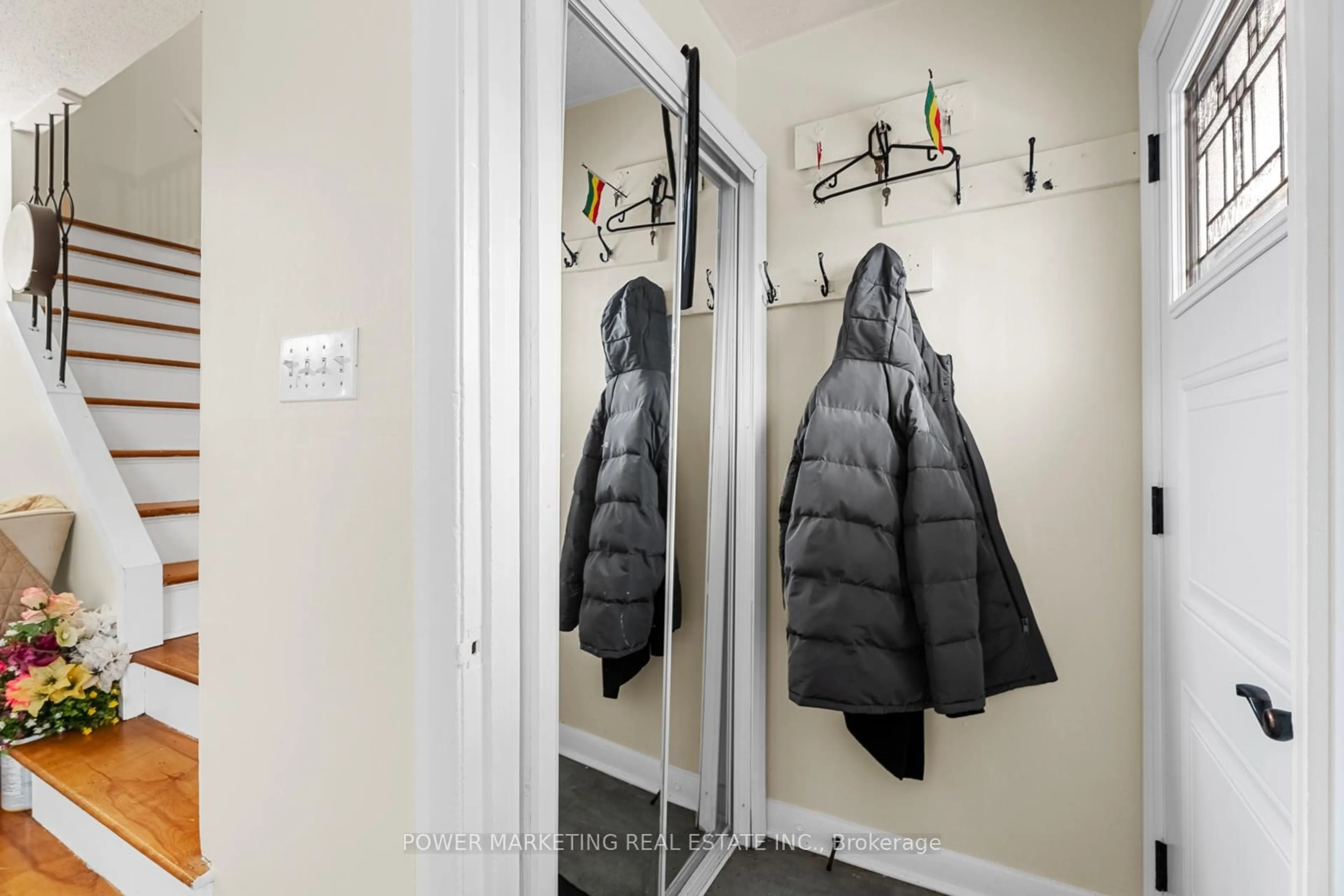 Indoor entryway for 1047 Hollington St, Ottawa Ontario K1Z 6L2