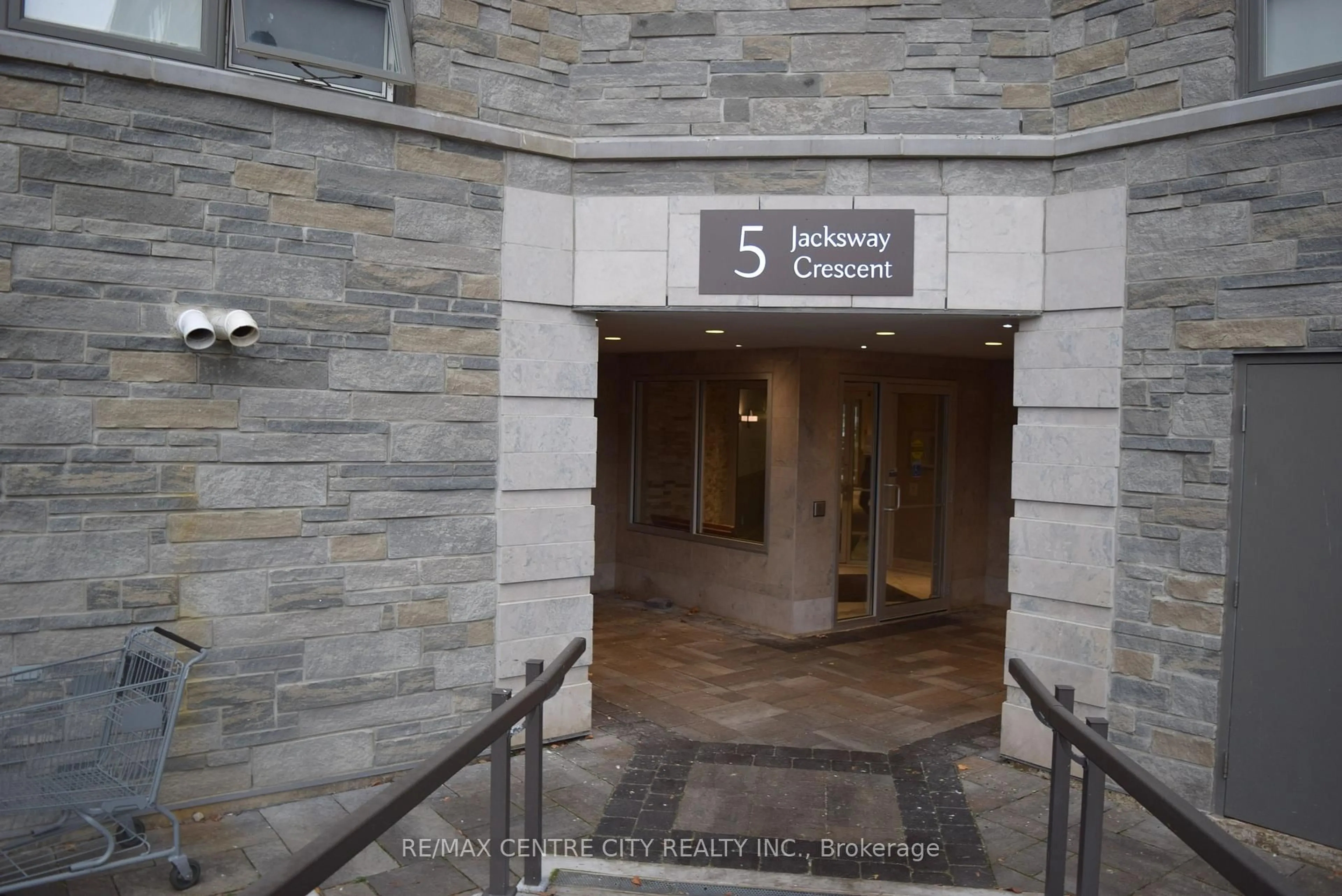 Indoor foyer for 5 Jacksway Cres #207, London North Ontario N5X 3T6