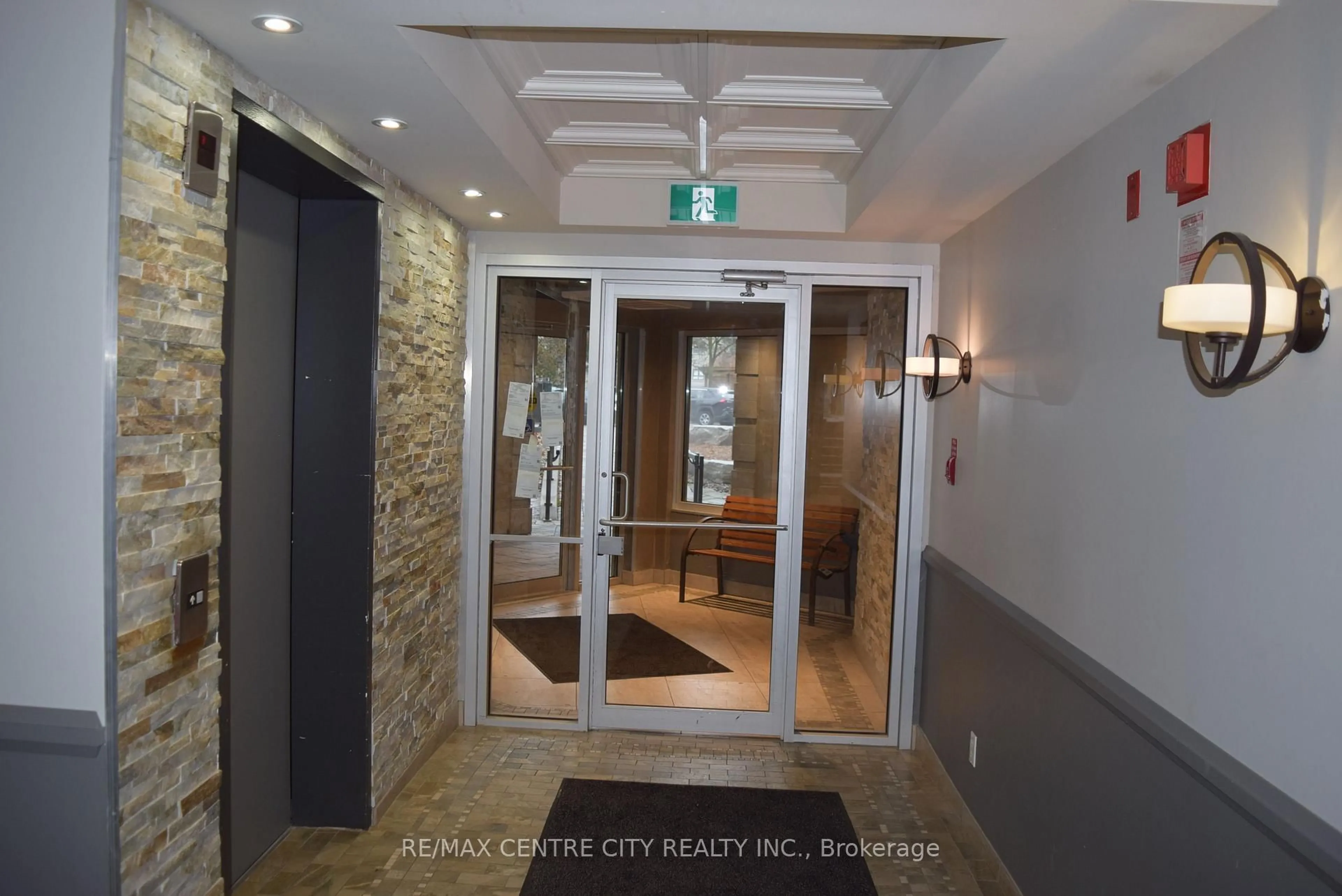 Indoor foyer for 5 Jacksway Cres #207, London North Ontario N5X 3T6