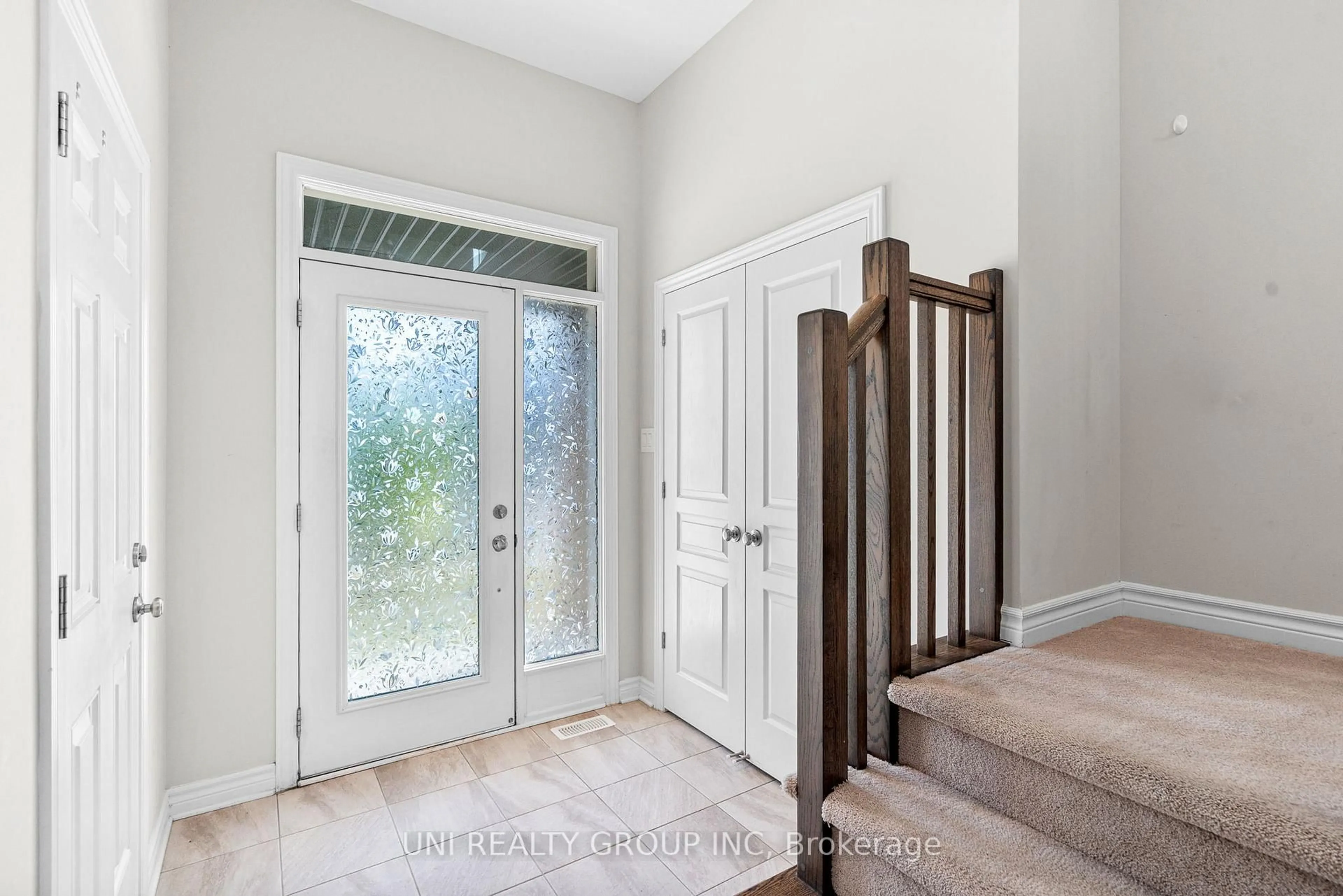 Indoor entryway for 245 Dolce Cres, Ottawa Ontario K1X 0B3