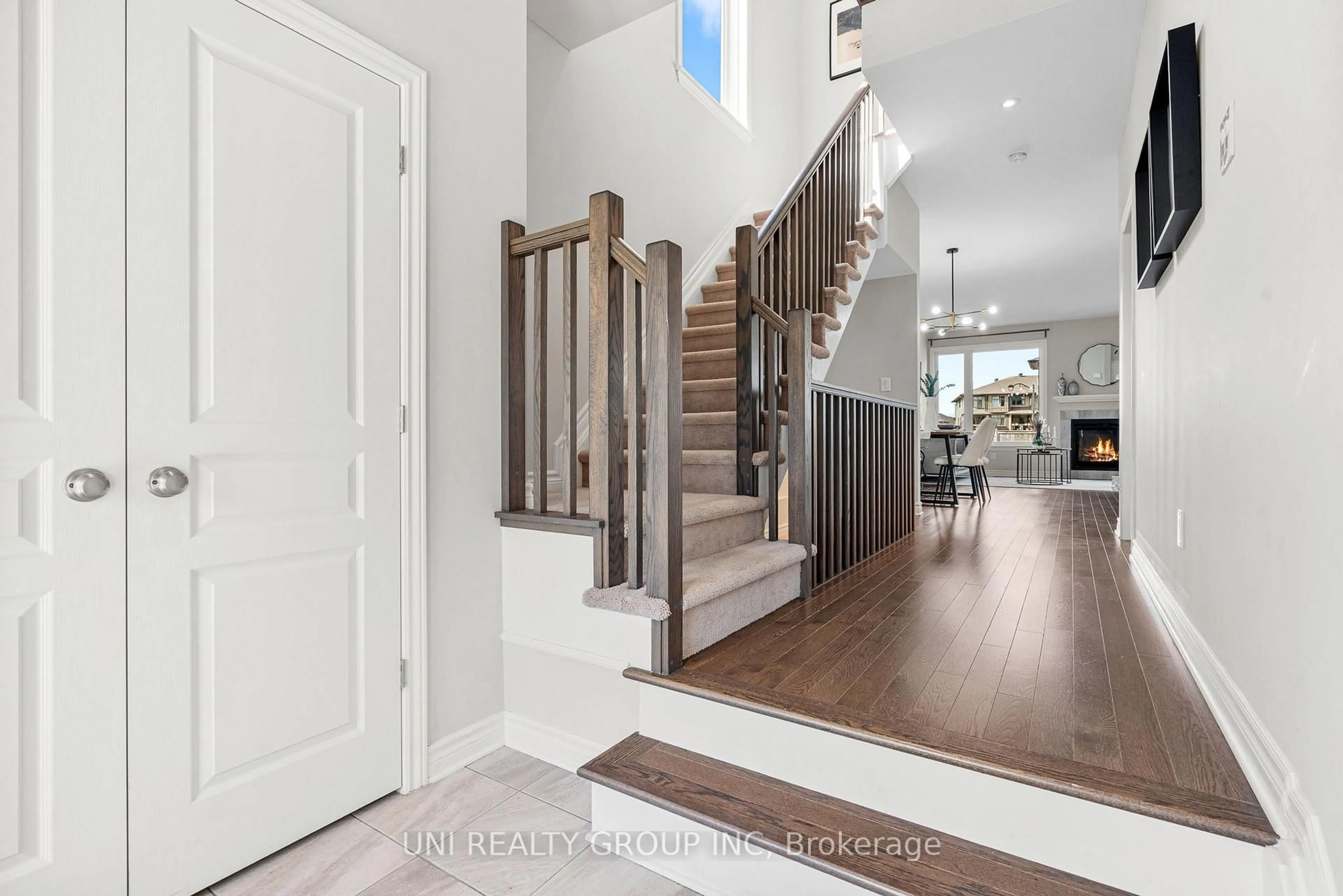 Indoor entryway for 245 Dolce Cres, Ottawa Ontario K1X 0B3