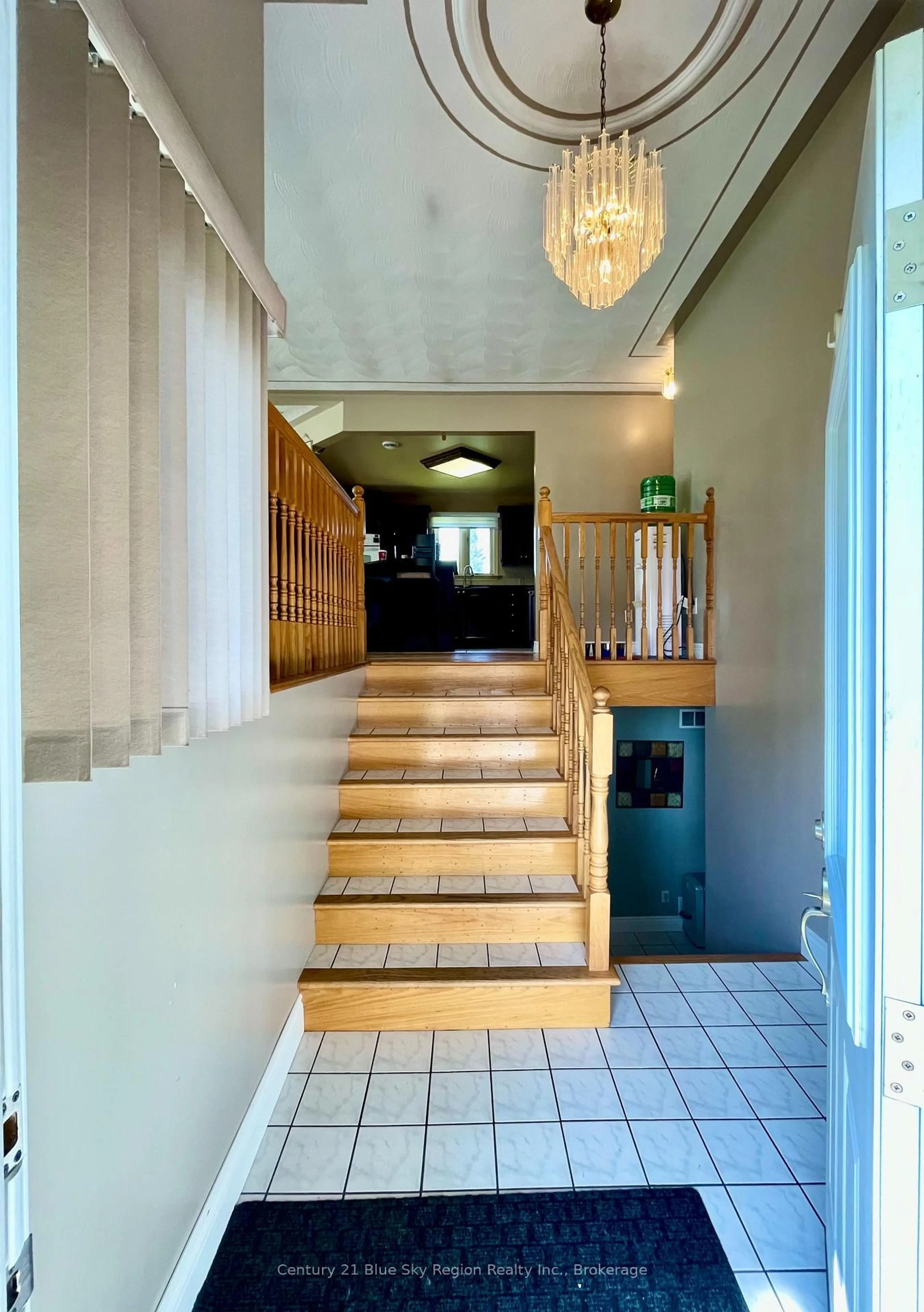 Indoor foyer for 494 Salter St, West Nipissing Ontario P2B 2T4