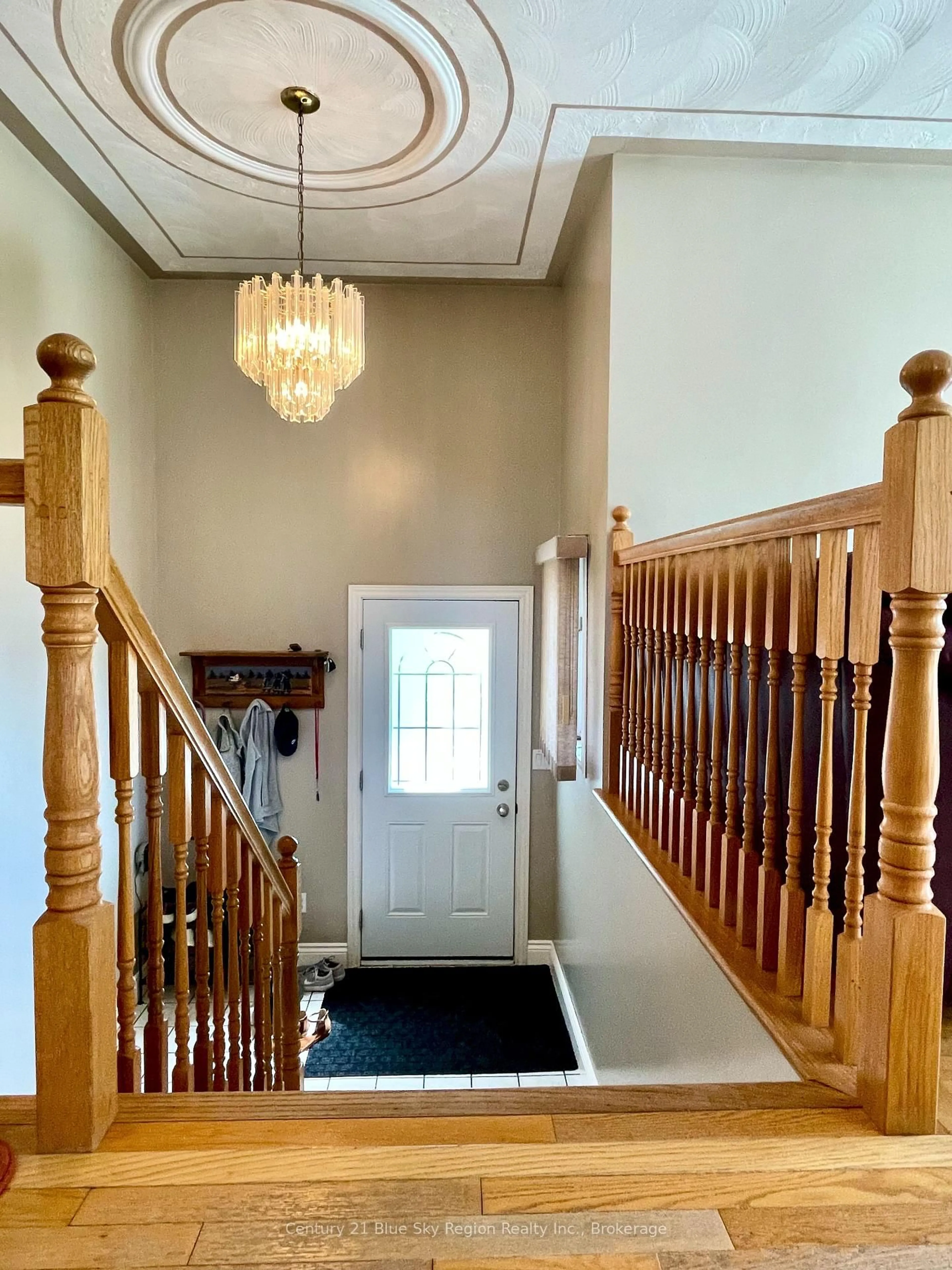 Indoor foyer for 494 Salter St, West Nipissing Ontario P2B 2T4