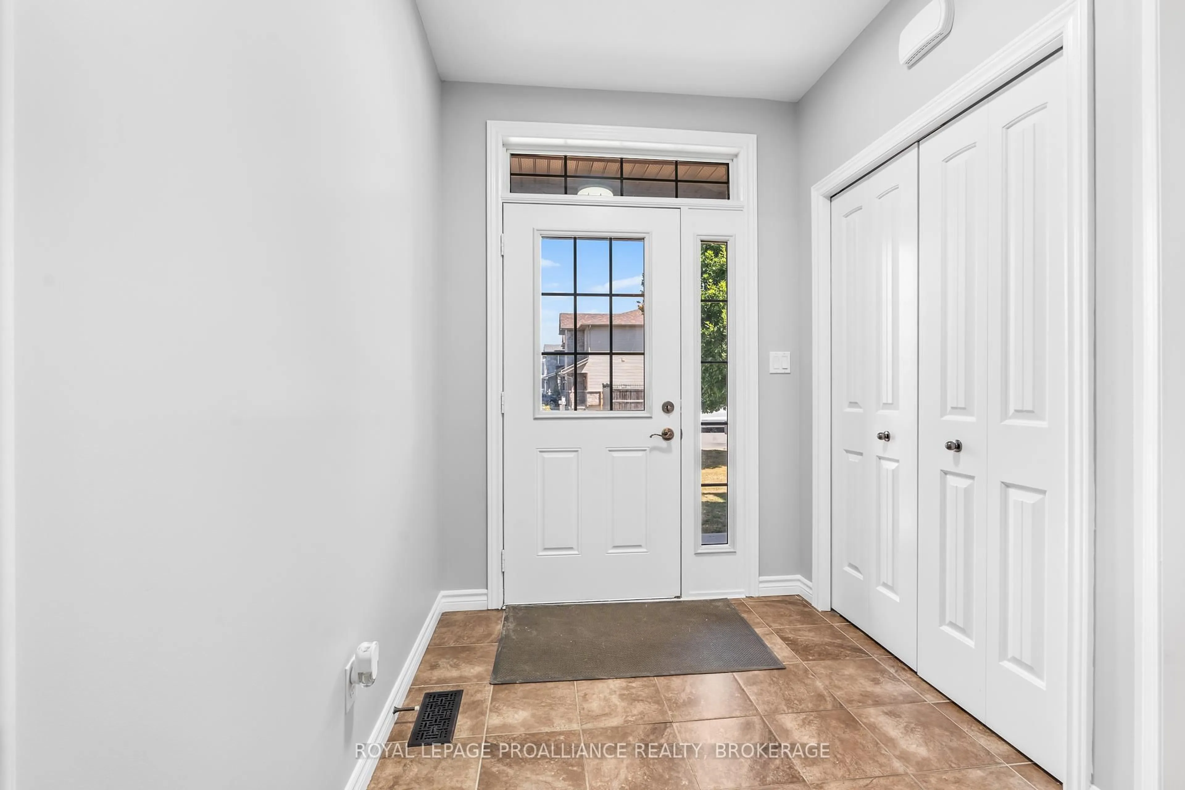 Indoor entryway for 1584 Davenport Cres, Kingston Ontario K7P 0H5