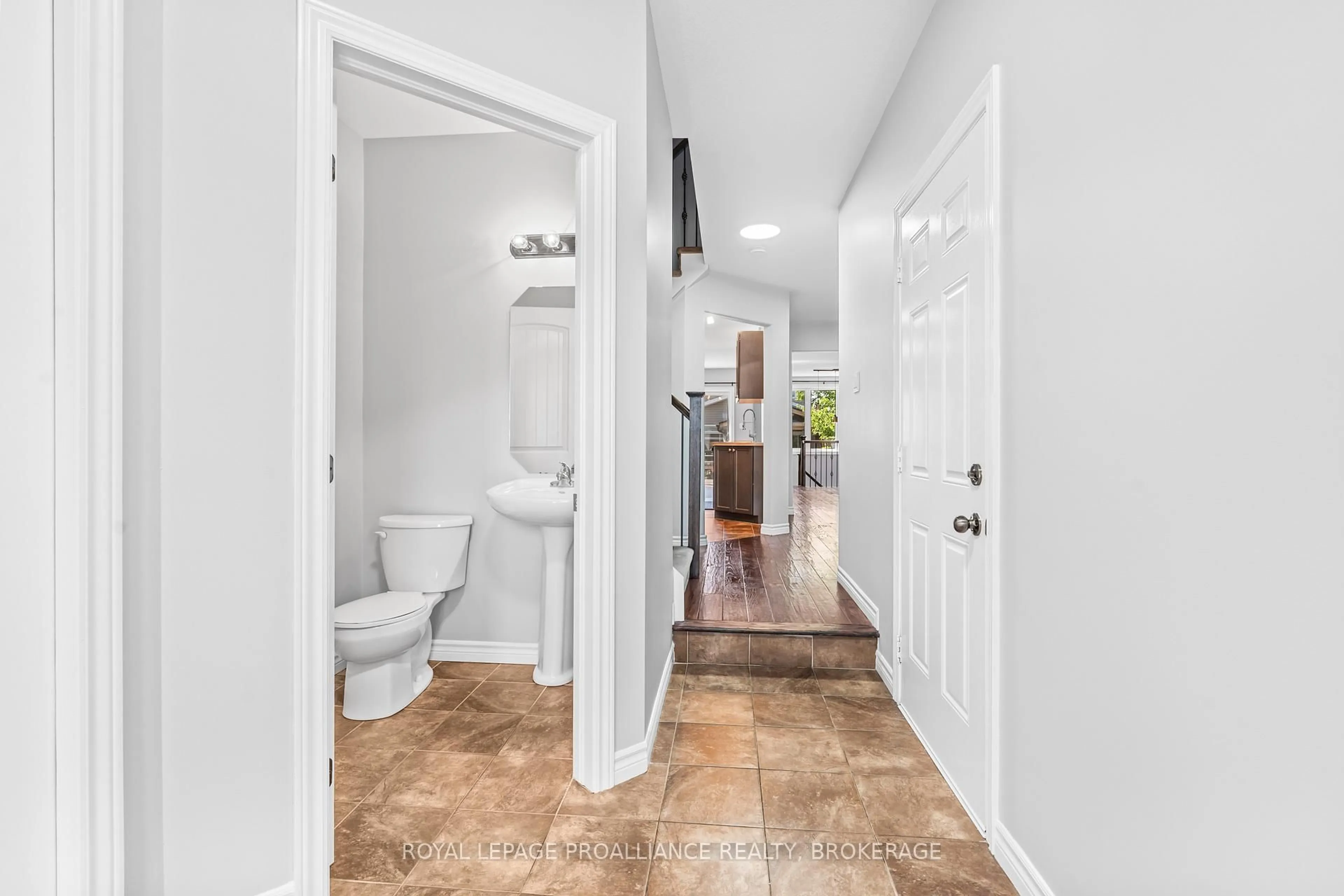 Indoor entryway for 1584 Davenport Cres, Kingston Ontario K7P 0H5