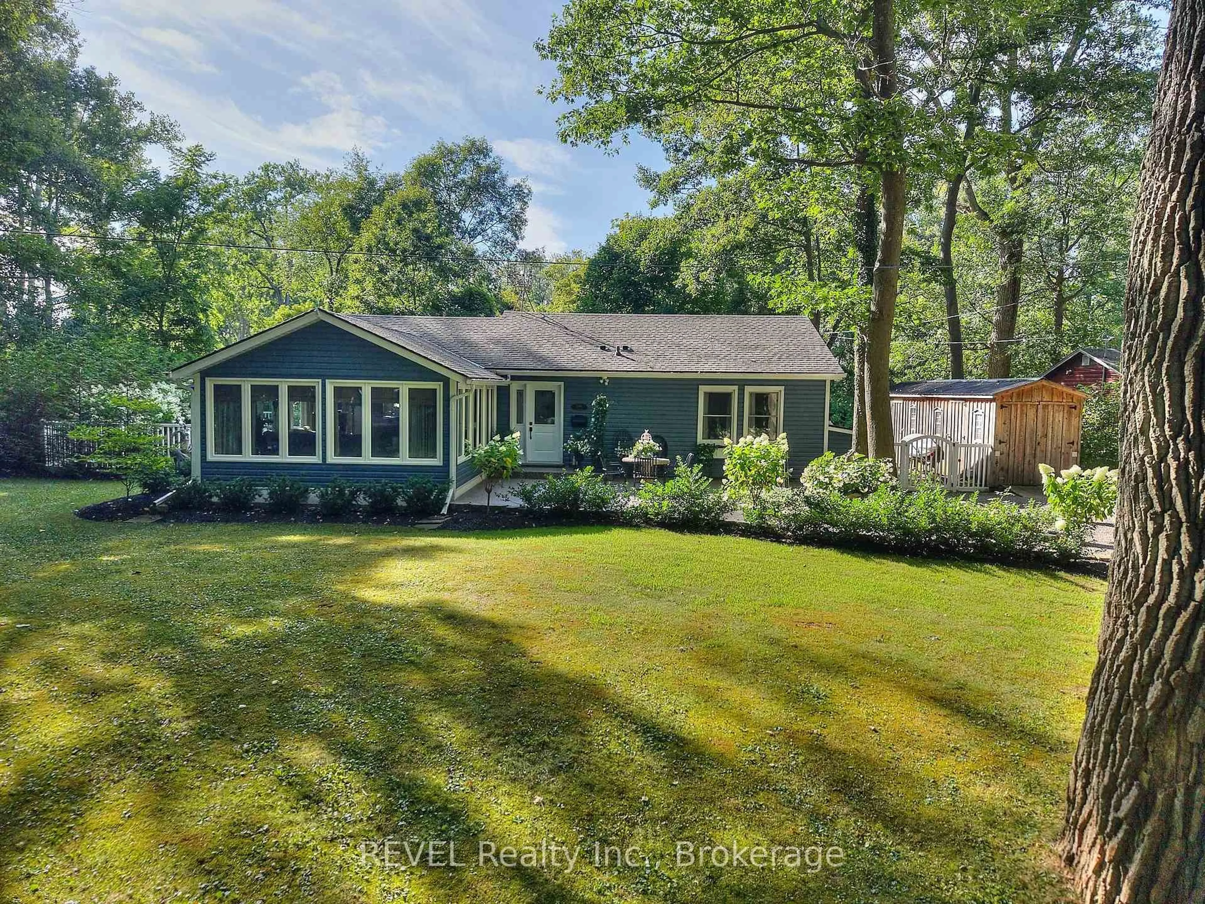 A pic from outside/outdoor area/front of a property/back of a property/a pic from drone, water/lake/river/ocean view for 2890 Colony Rd, Fort Erie Ontario L0S 1N0
