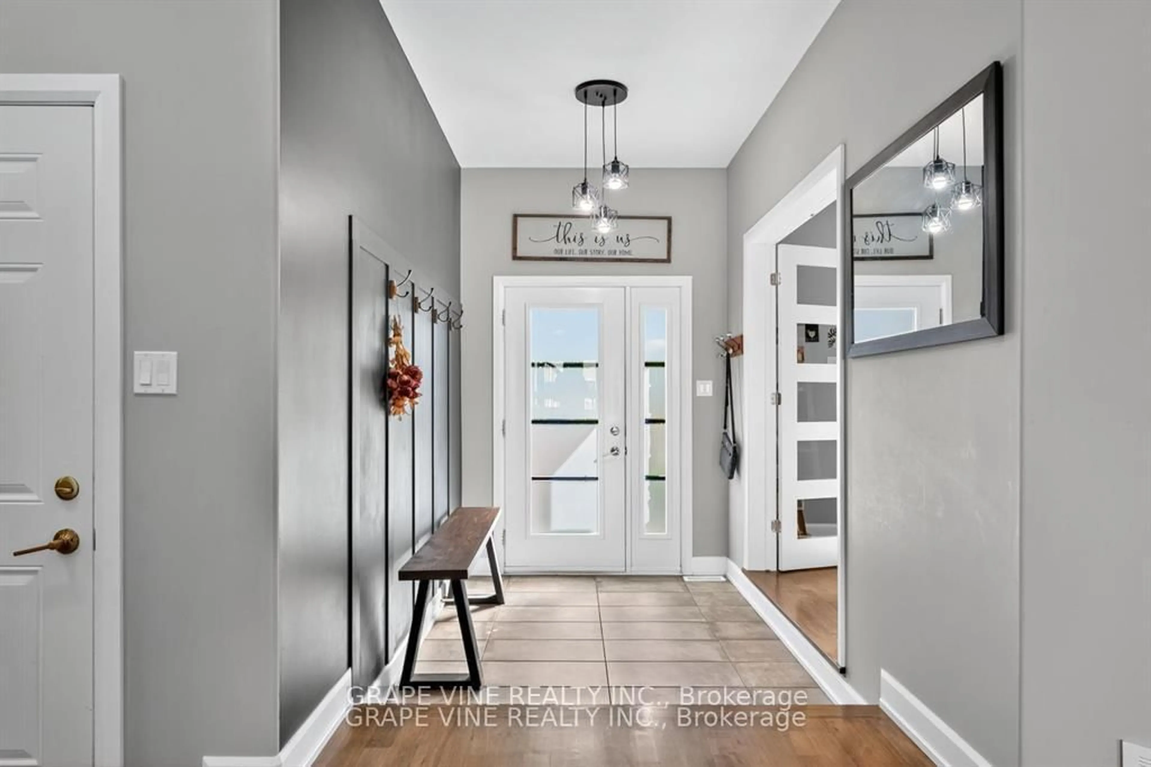 Indoor entryway for 414 Provence Ave, Russell Ontario K0A 1W0
