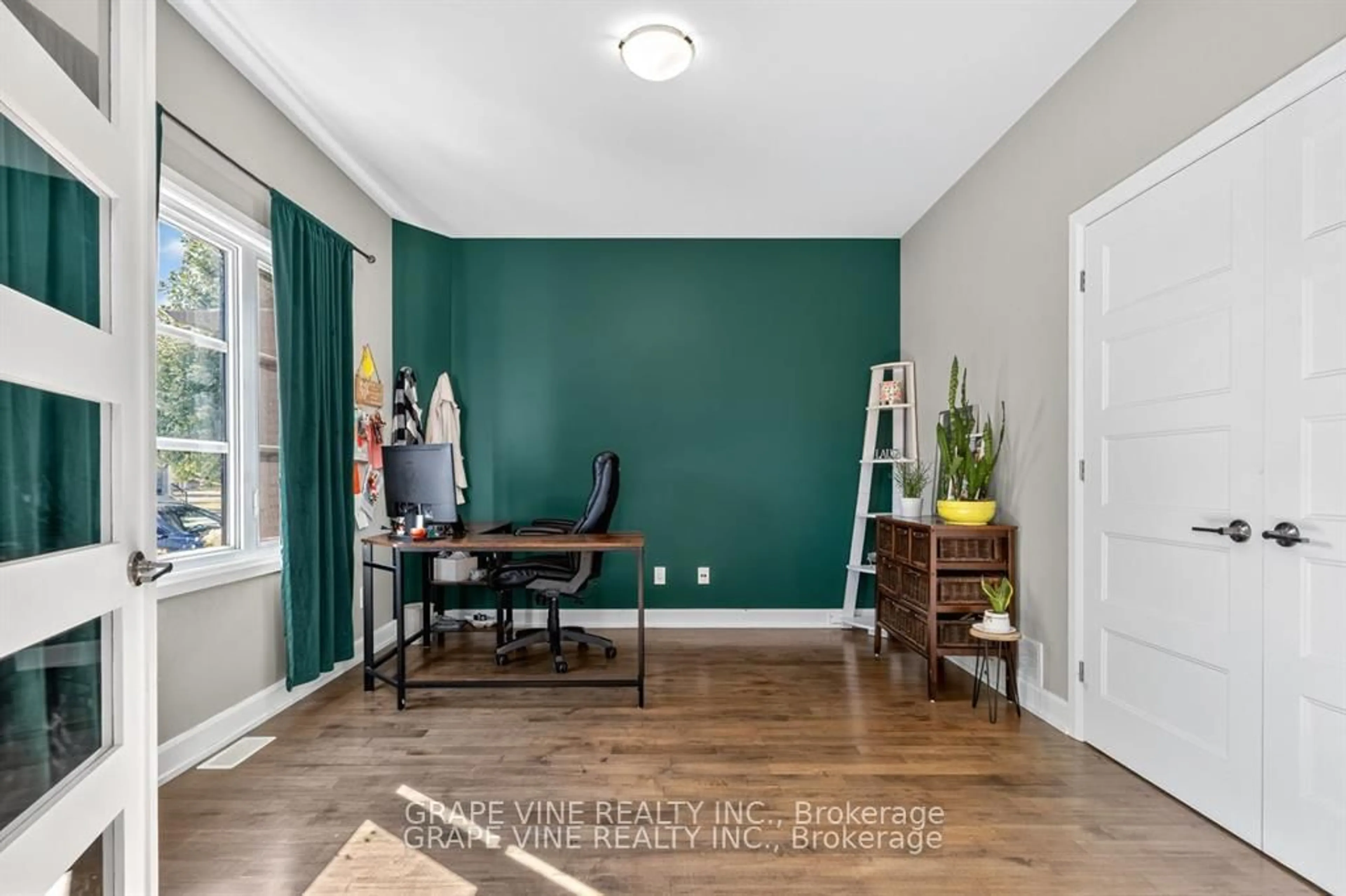 Indoor entryway for 414 Provence Ave, Russell Ontario K0A 1W0