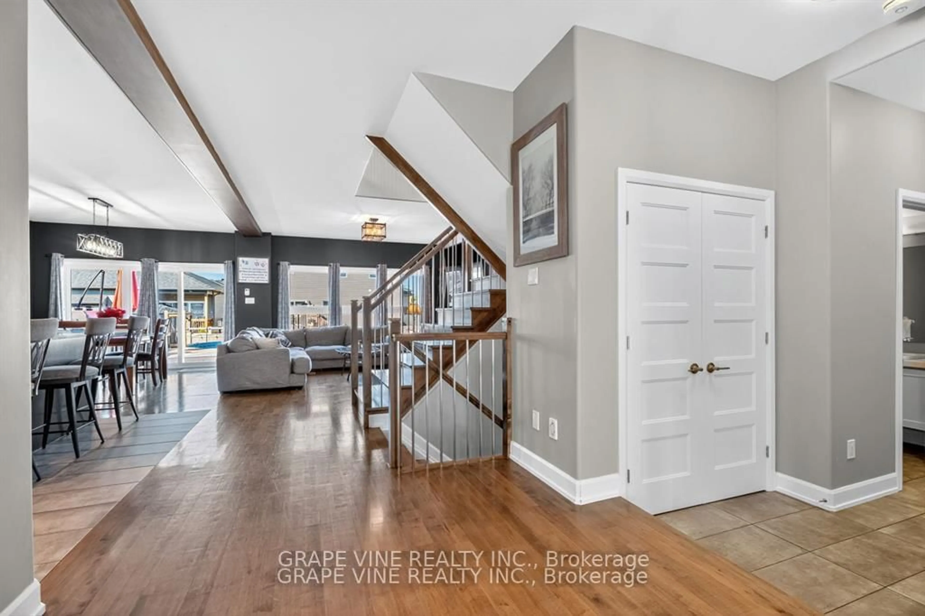 Indoor entryway for 414 Provence Ave, Russell Ontario K0A 1W0