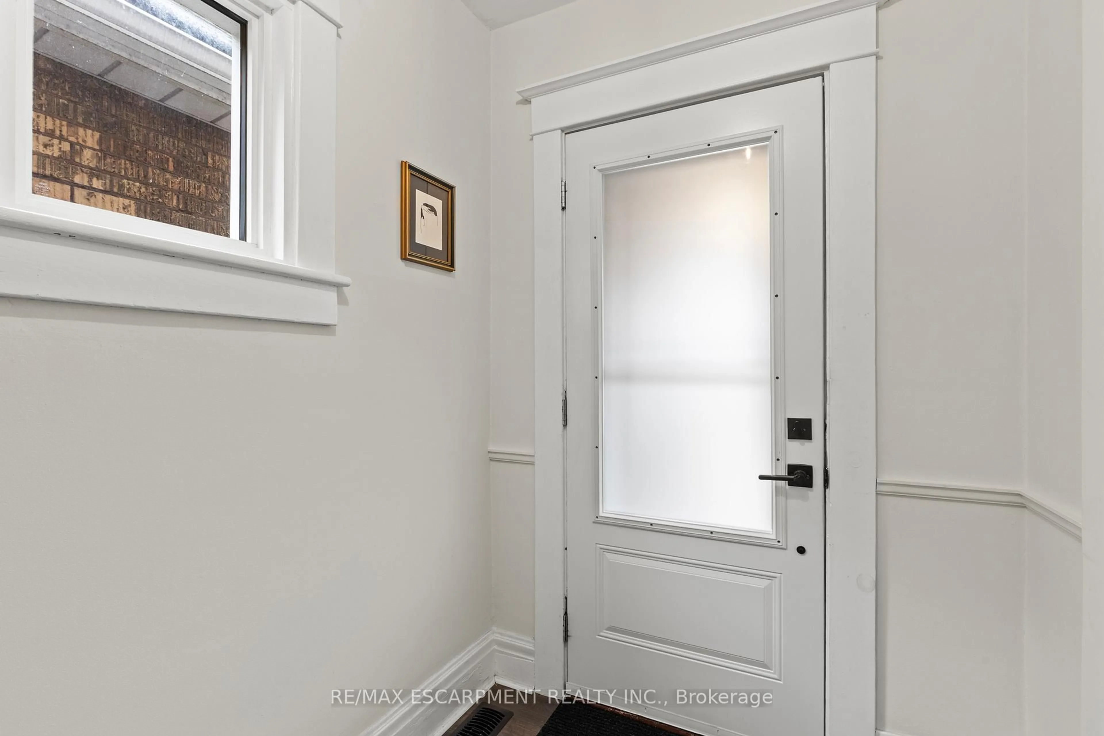 Indoor entryway for 32 Webber Ave, Hamilton Ontario L8N 1W3