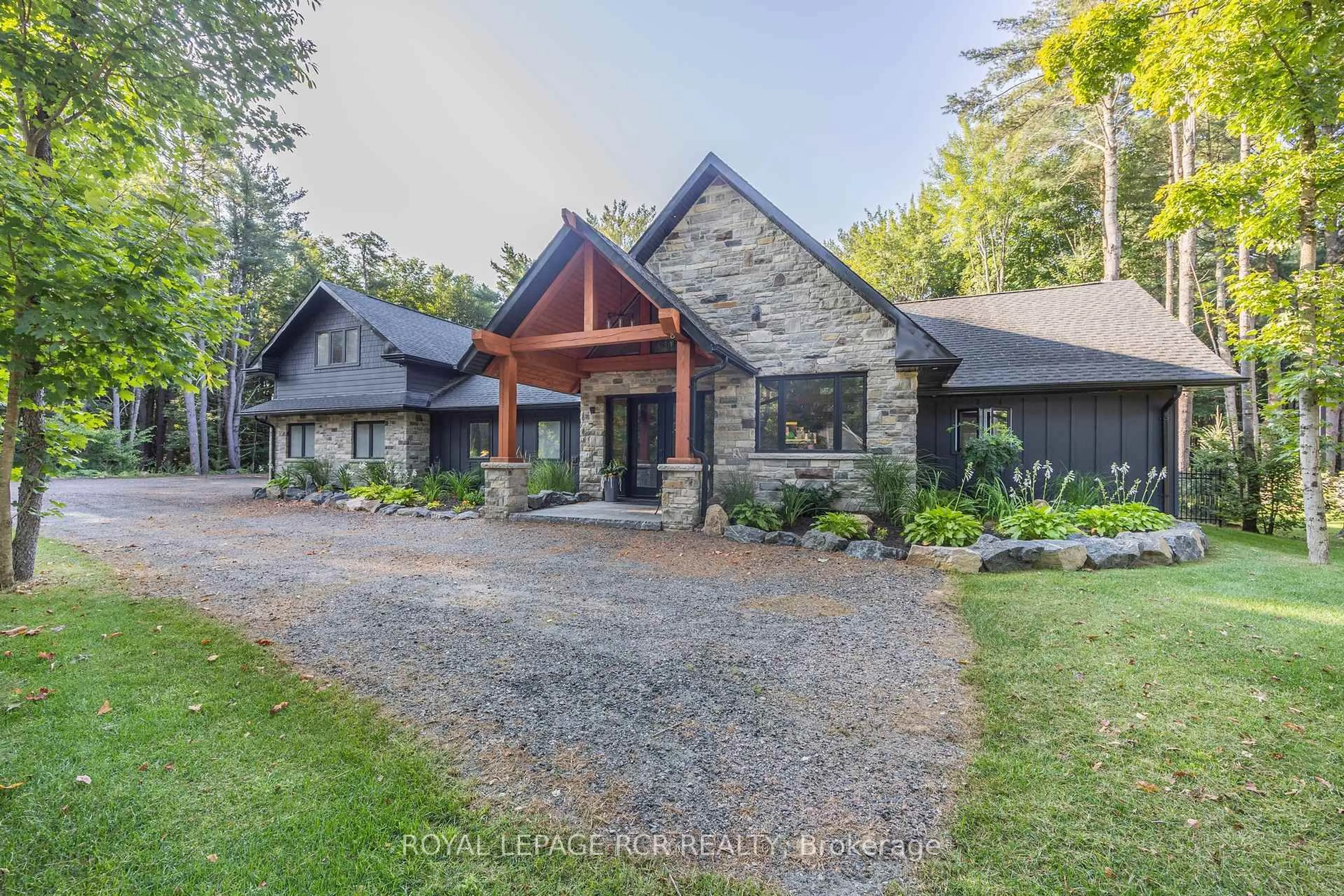 Home with brick exterior material, mountain view for 1031 Xavier St, Gravenhurst Ontario P0E 1G0