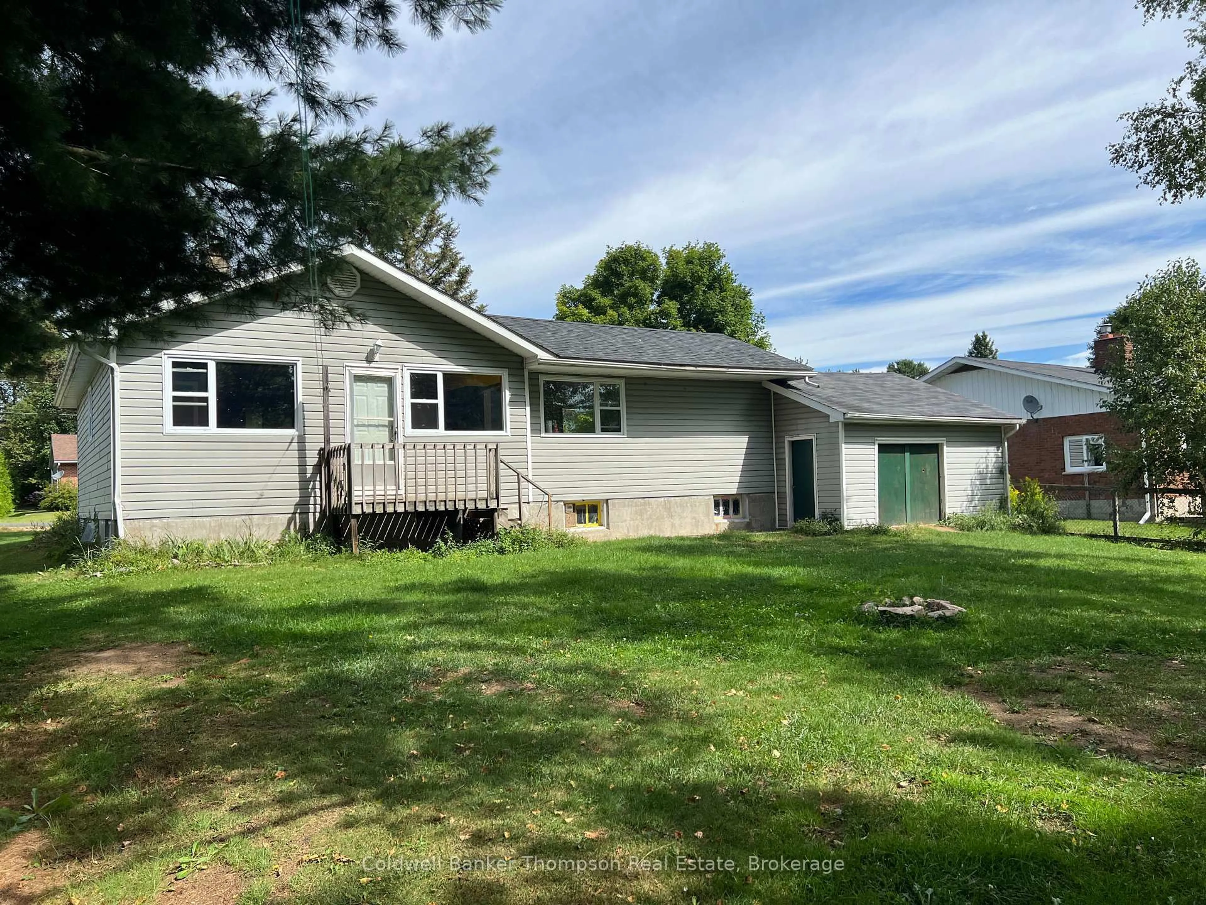 A pic from outside/outdoor area/front of a property/back of a property/a pic from drone, unknown for 29 Queen St, Sundridge Ontario P0A 1Z0