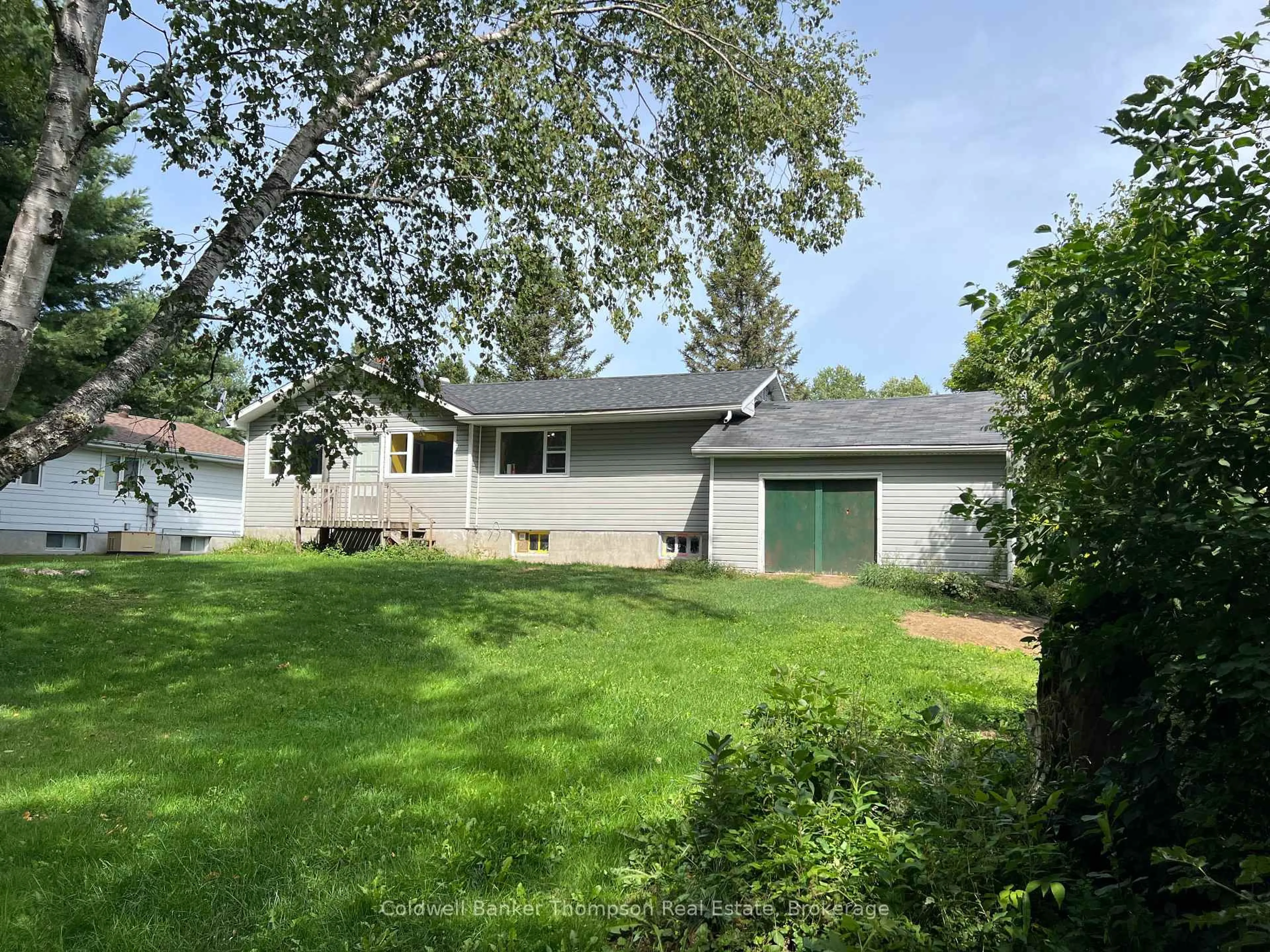 A pic from outside/outdoor area/front of a property/back of a property/a pic from drone, unknown for 29 Queen St, Sundridge Ontario P0A 1Z0