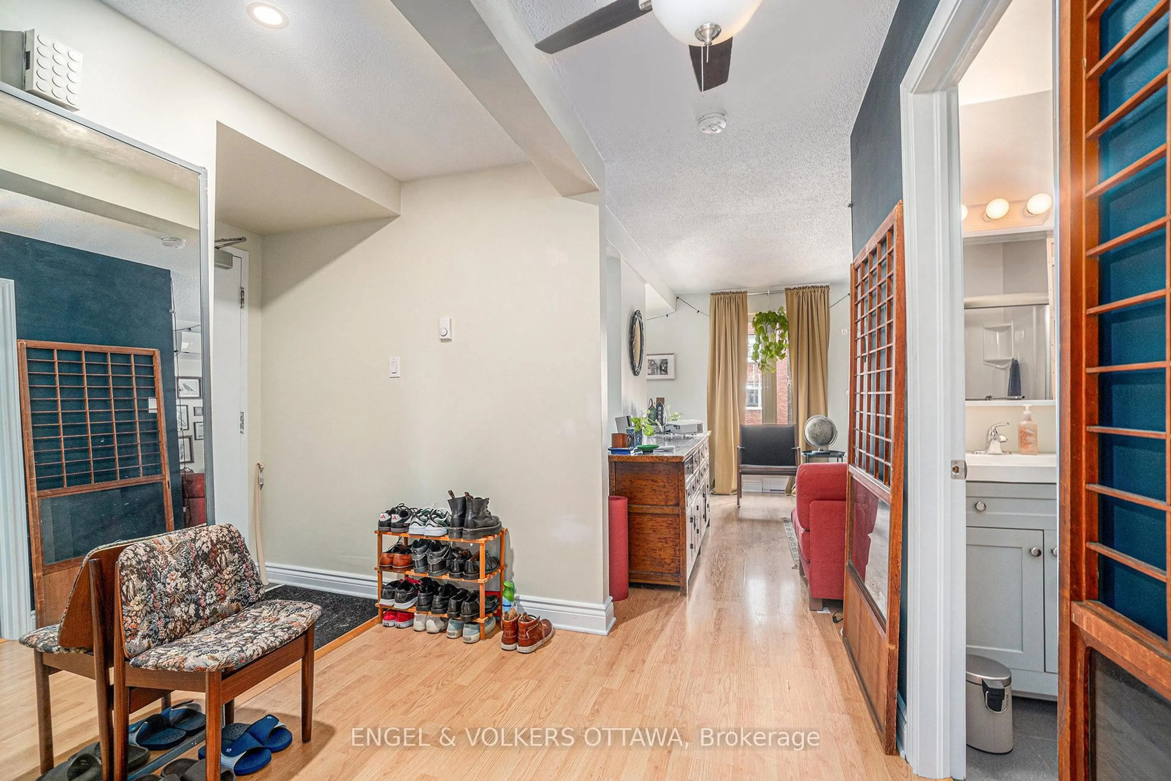 Indoor entryway for 543 Mcleod St, Ottawa Ontario K1R 5R2