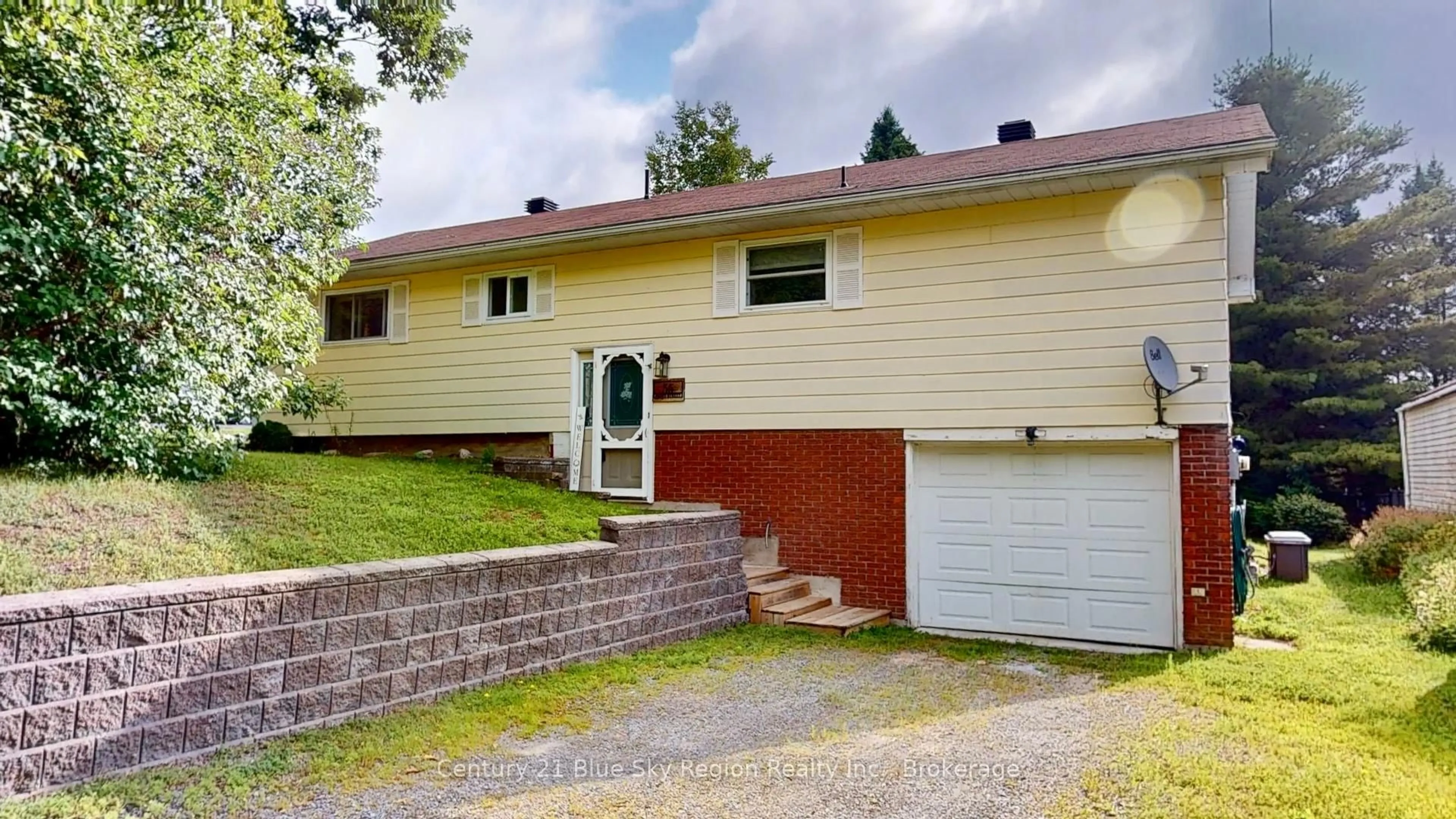 Home with vinyl exterior material, street for 55 Paget St, Sundridge Ontario P0A 1Z0