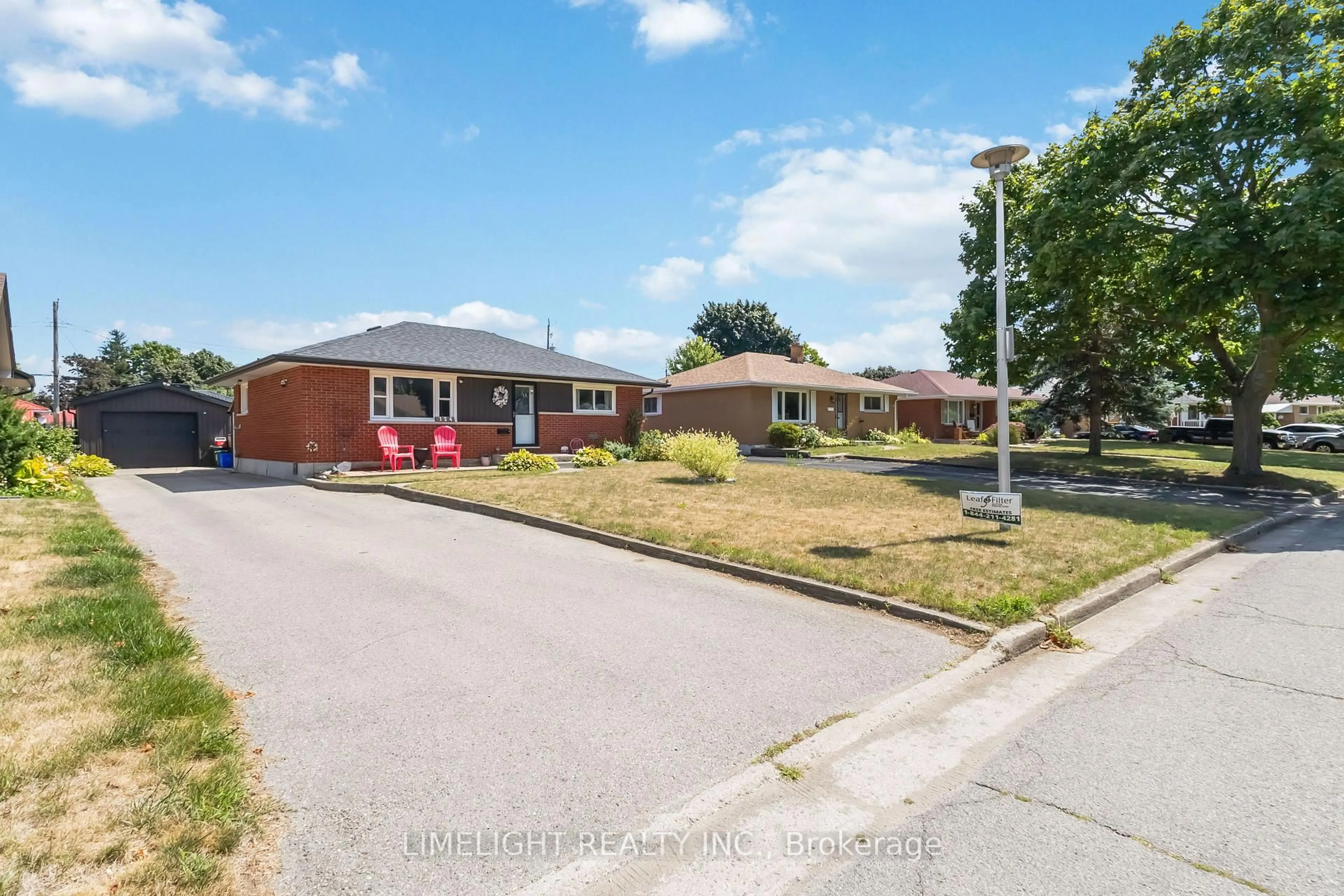 A pic from outside/outdoor area/front of a property/back of a property/a pic from drone, street for 124 Susan Ave, London East Ontario N5V 2G4