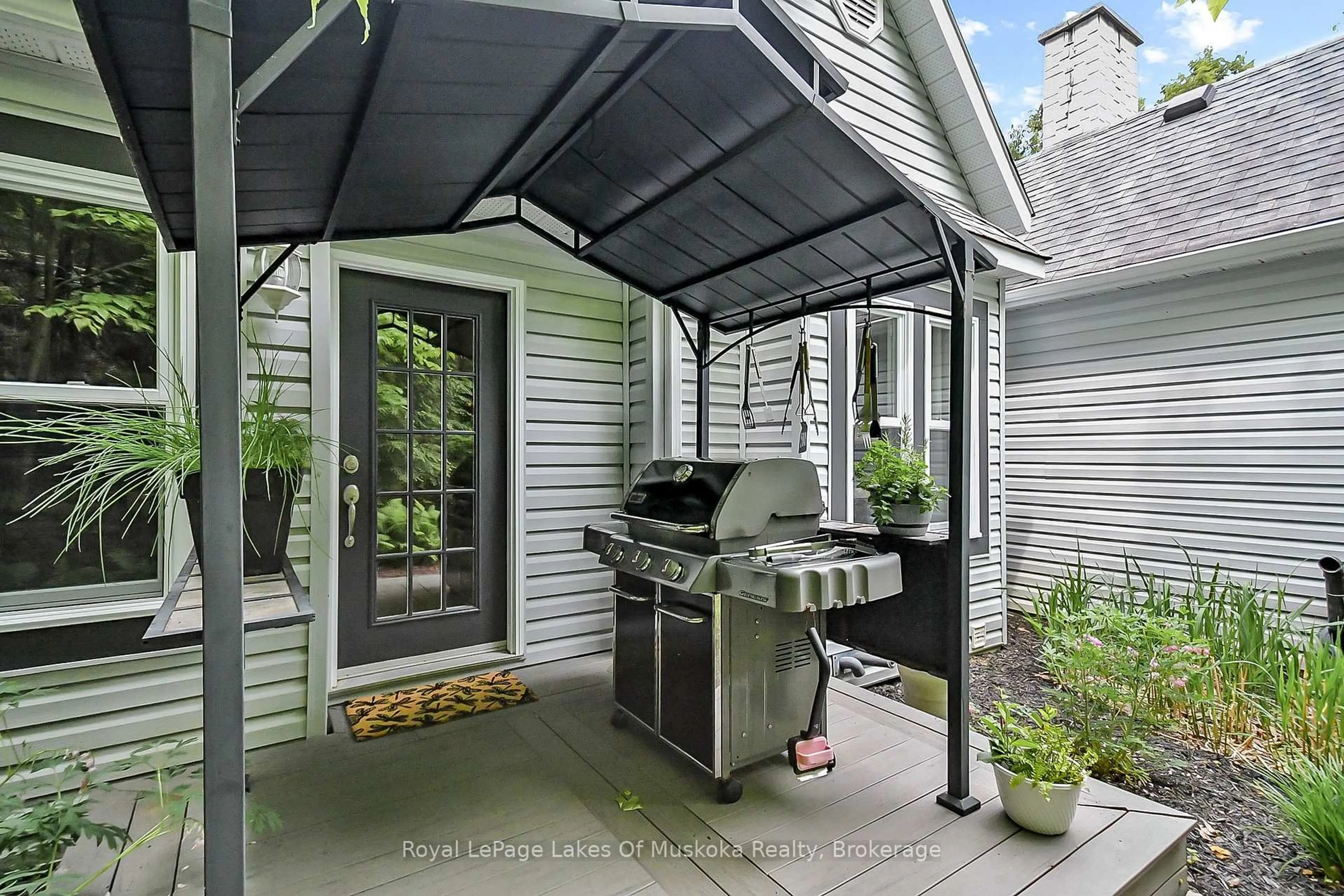 Patio, street for 103 Southbank Dr, Bracebridge Ontario P1L 1G3