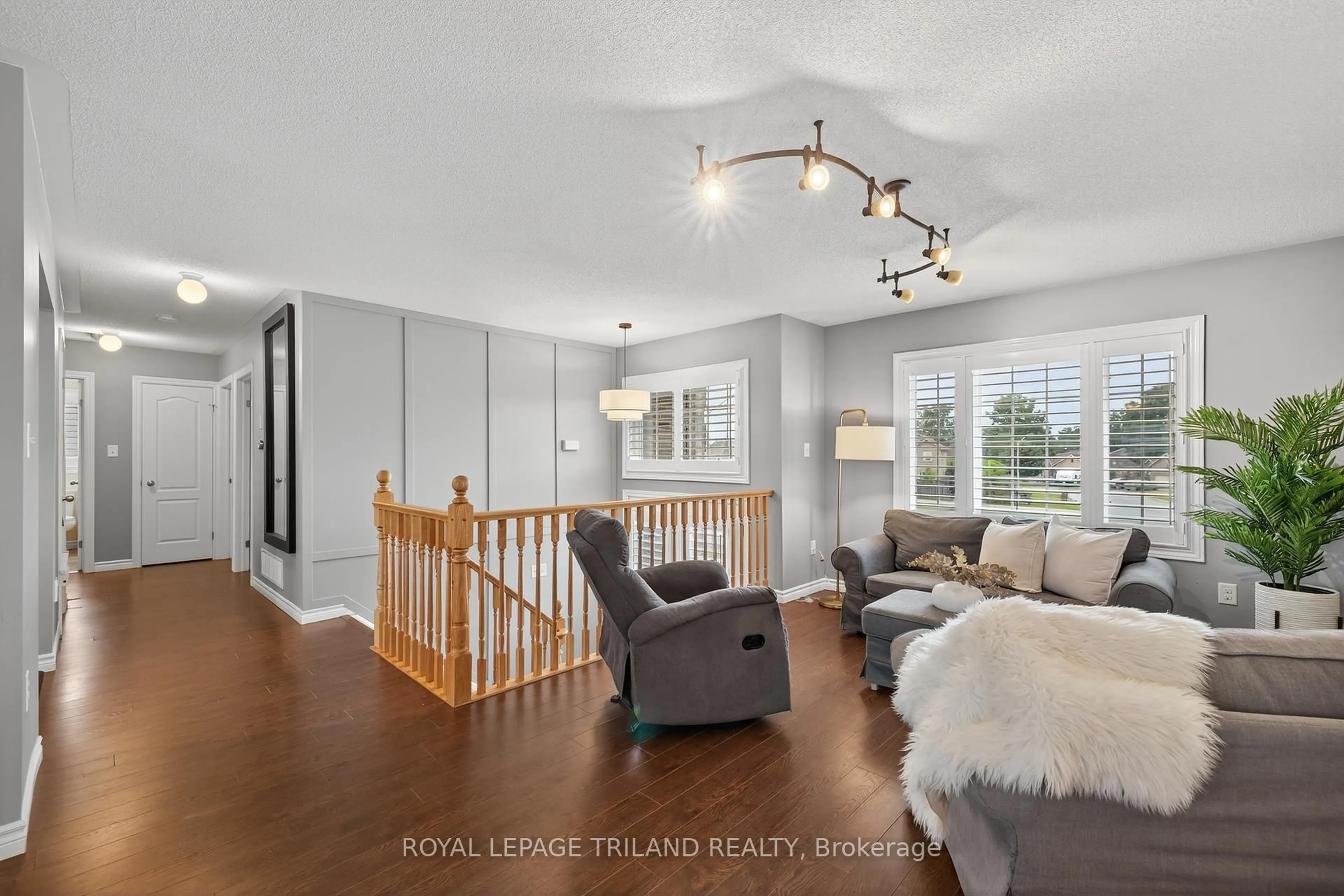 Living room with furniture, wood/laminate floor for 38 Tompkins Crt, Norwich Ontario N0J 1P0