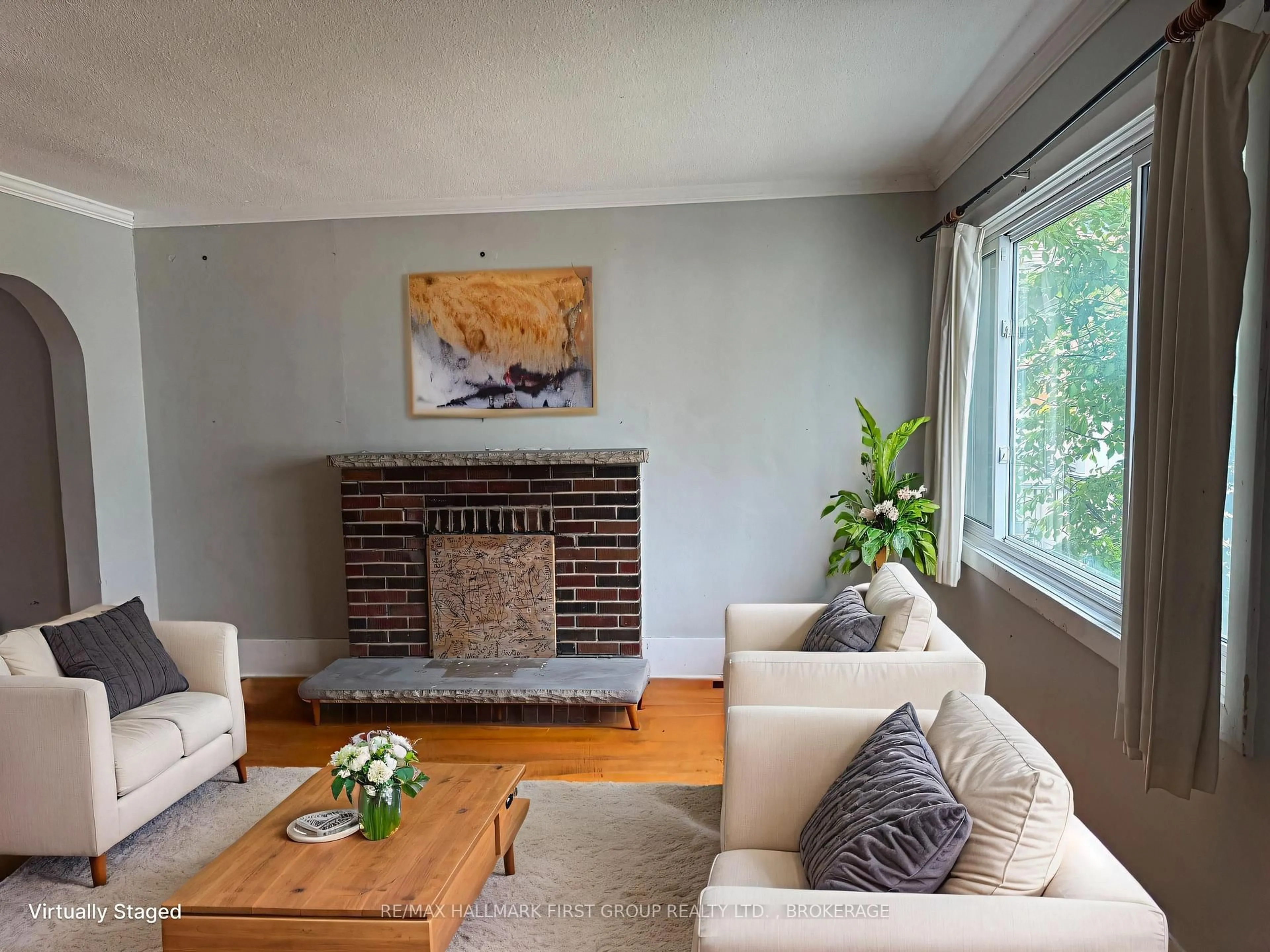 Living room with furniture, wood/laminate floor for 516 VICTORIA St, Kingston Ontario K7L 4A1