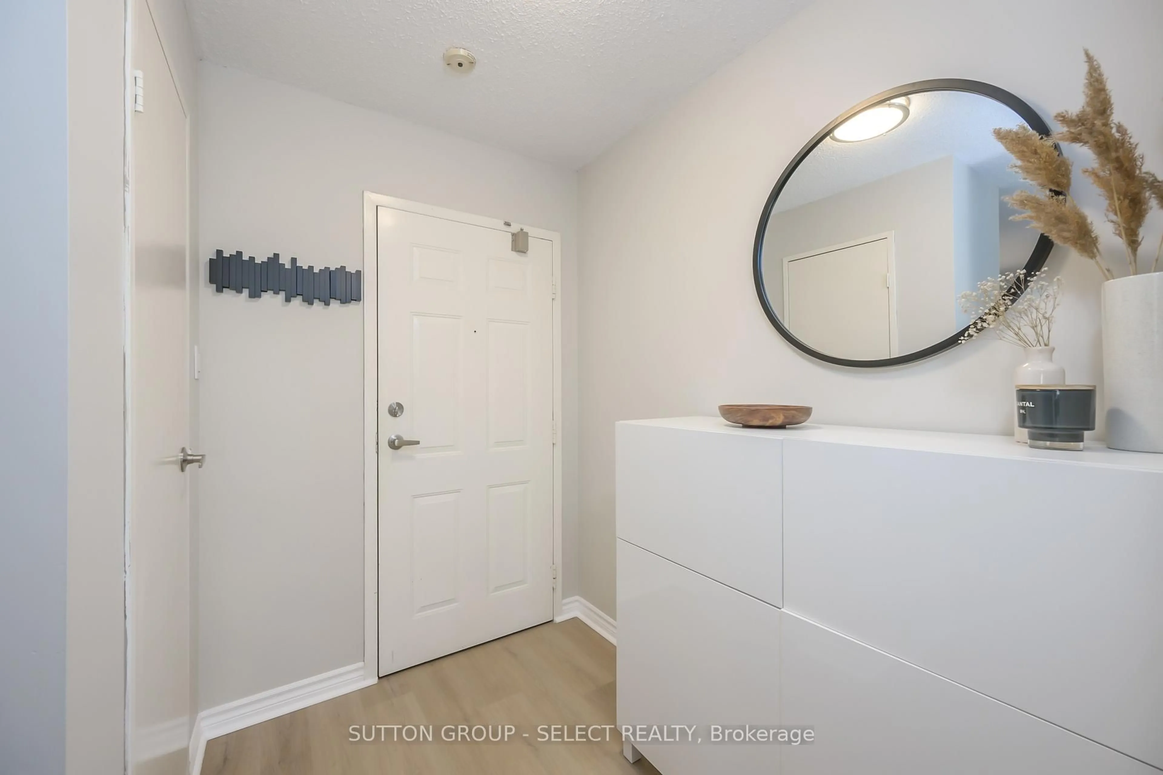 Indoor entryway for 1600 Adelaide St #305, London North Ontario N5X 3H6
