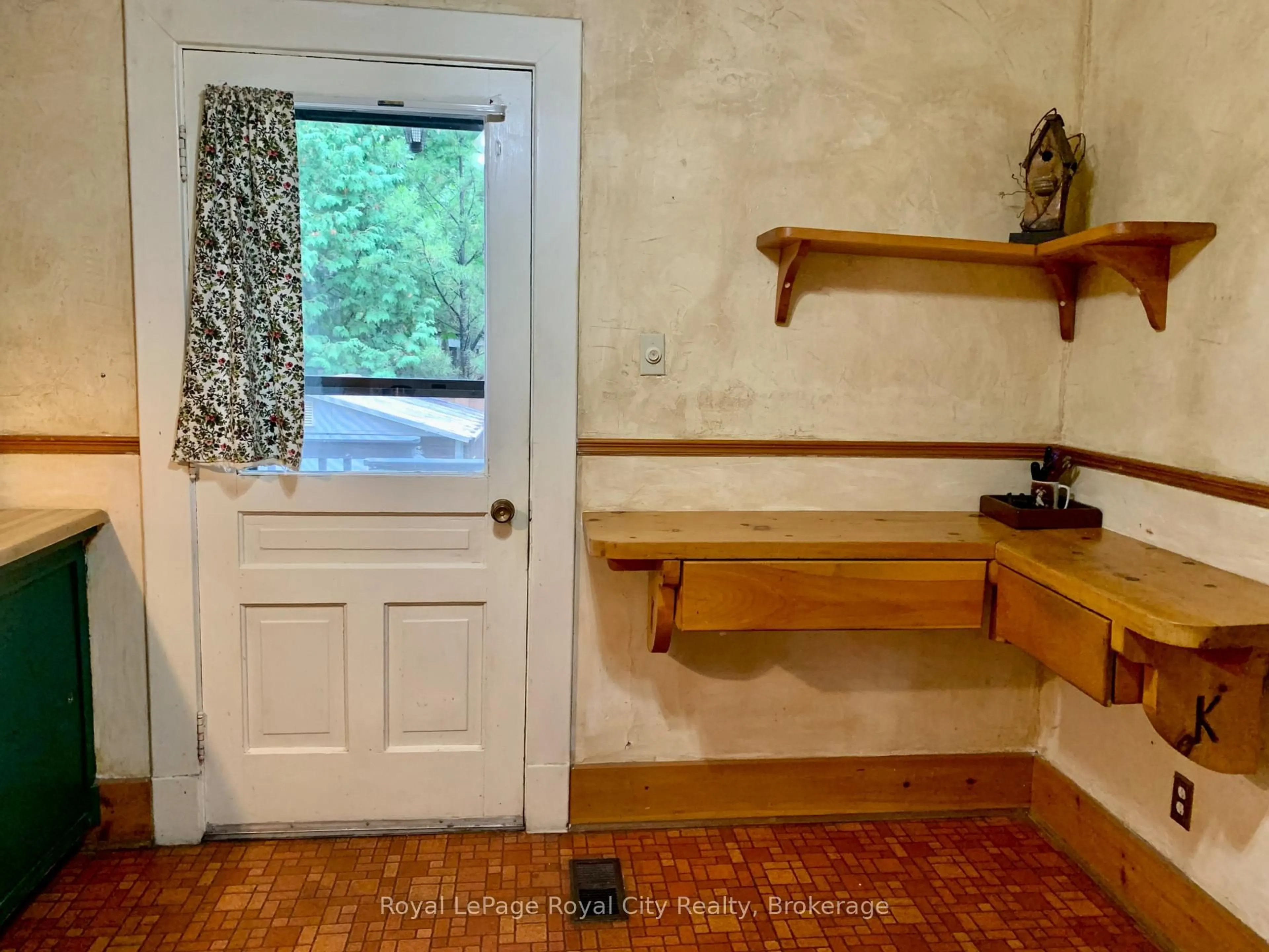 Indoor entryway for 68 Robinson Ave, Guelph Ontario N1H 2Z1