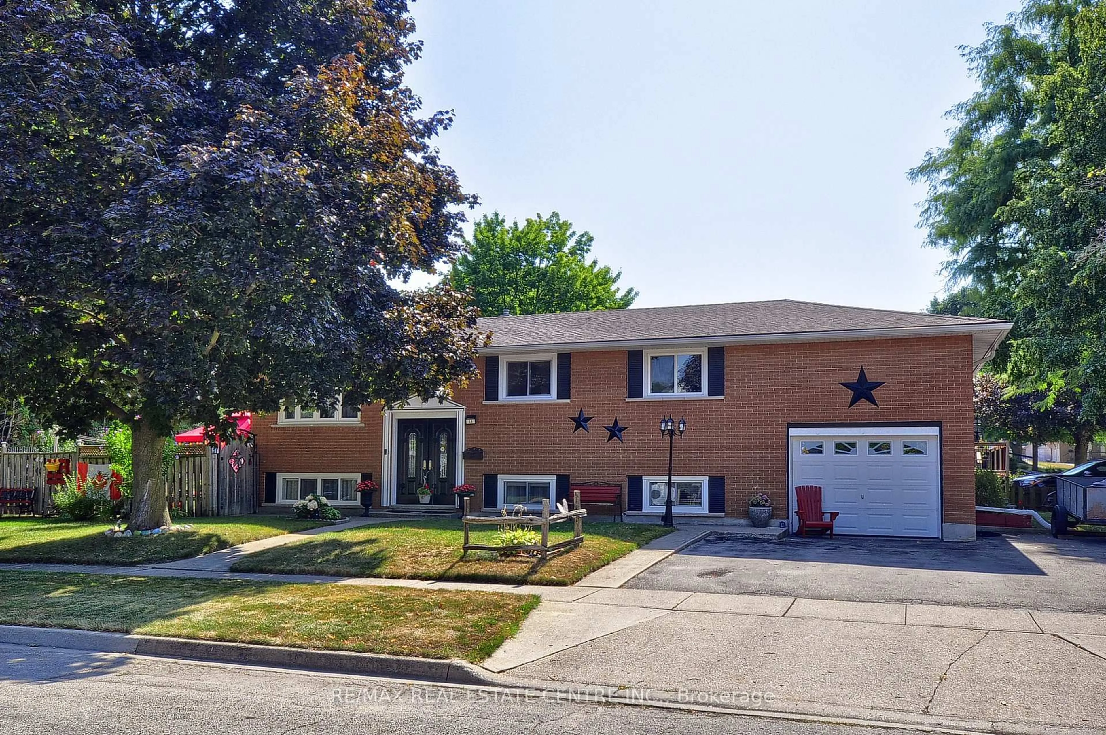 Home with brick exterior material, street for 44 Mark Cres, Cambridge Ontario N1S 4A3