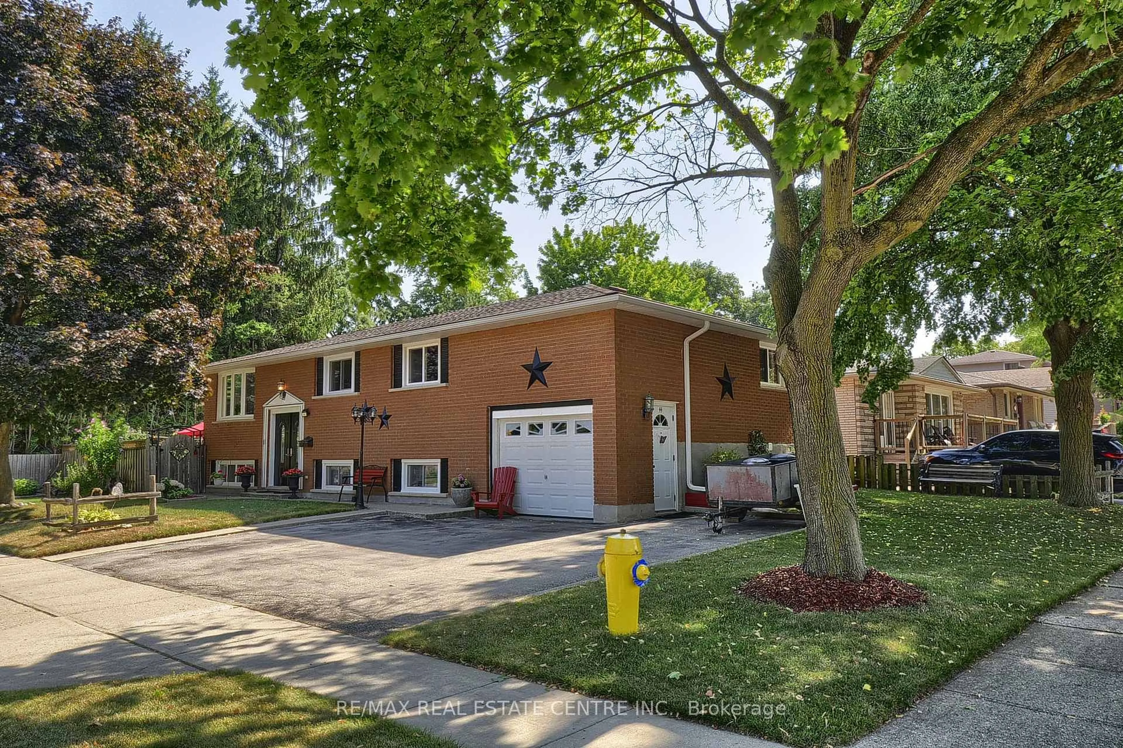 Home with brick exterior material, street for 44 Mark Cres, Cambridge Ontario N1S 4A3