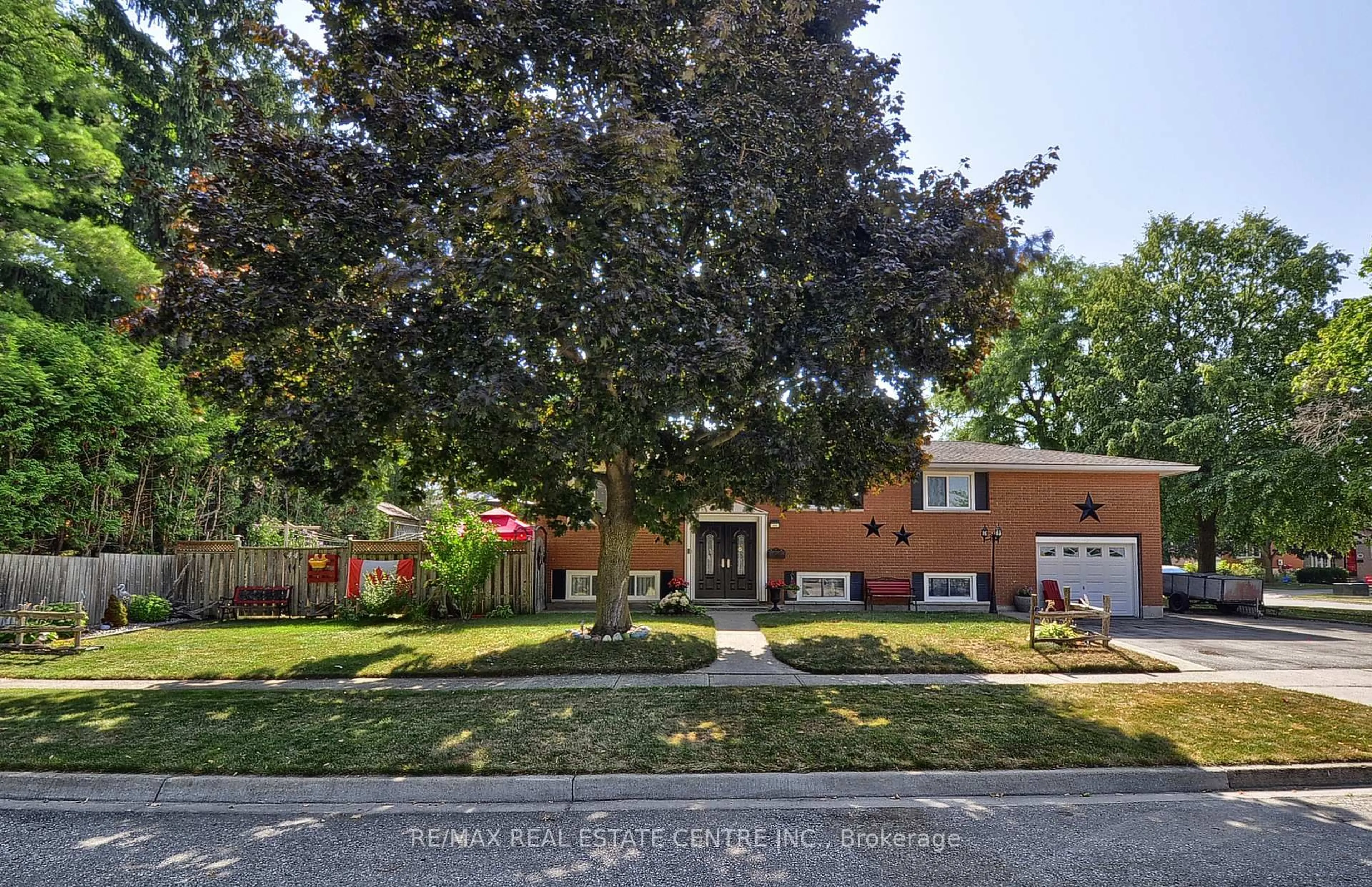 Home with brick exterior material, street for 44 Mark Cres, Cambridge Ontario N1S 4A3