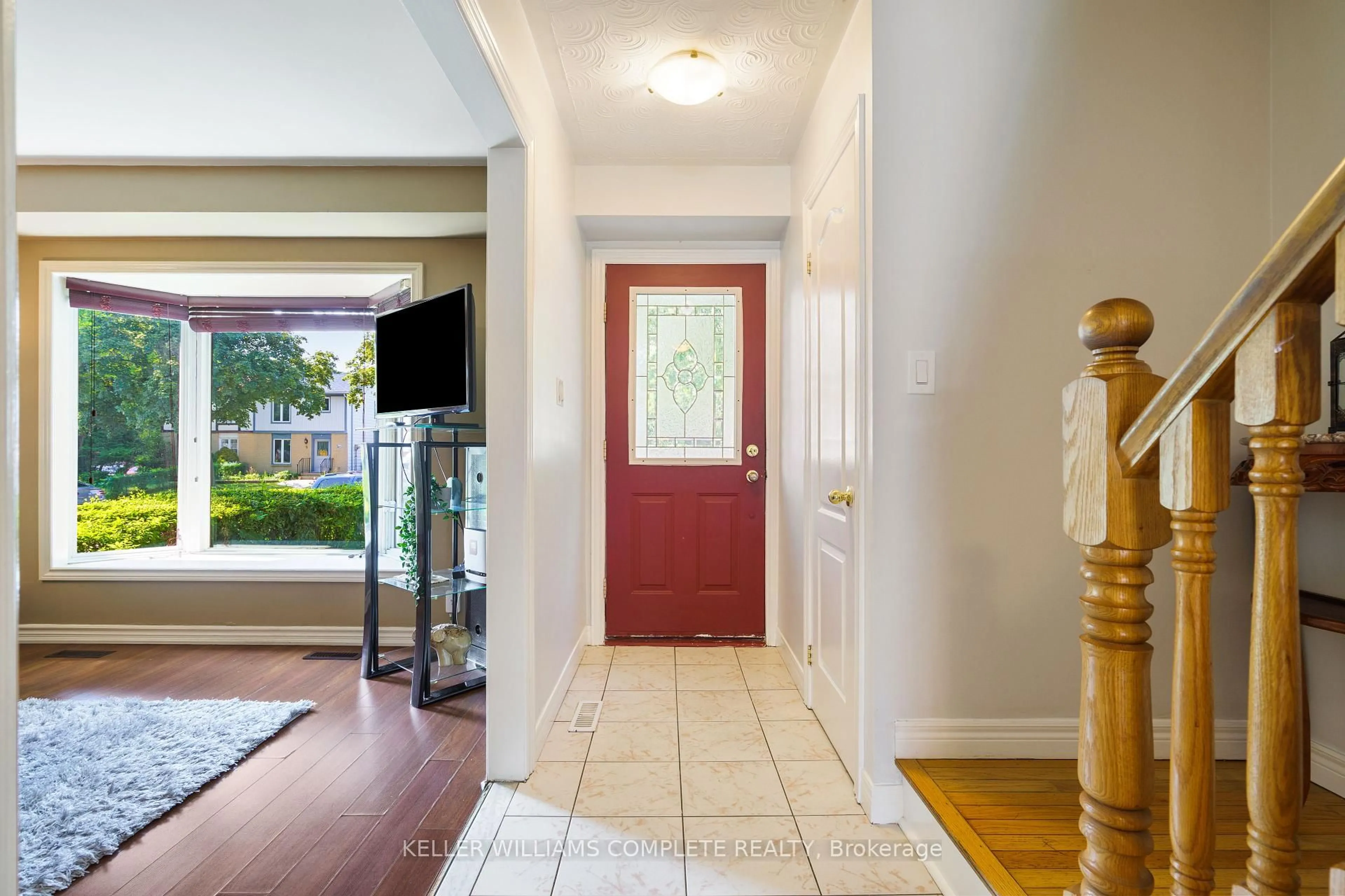 Indoor entryway for 10 Glen Eden Crt, Hamilton Ontario L9C 6H6