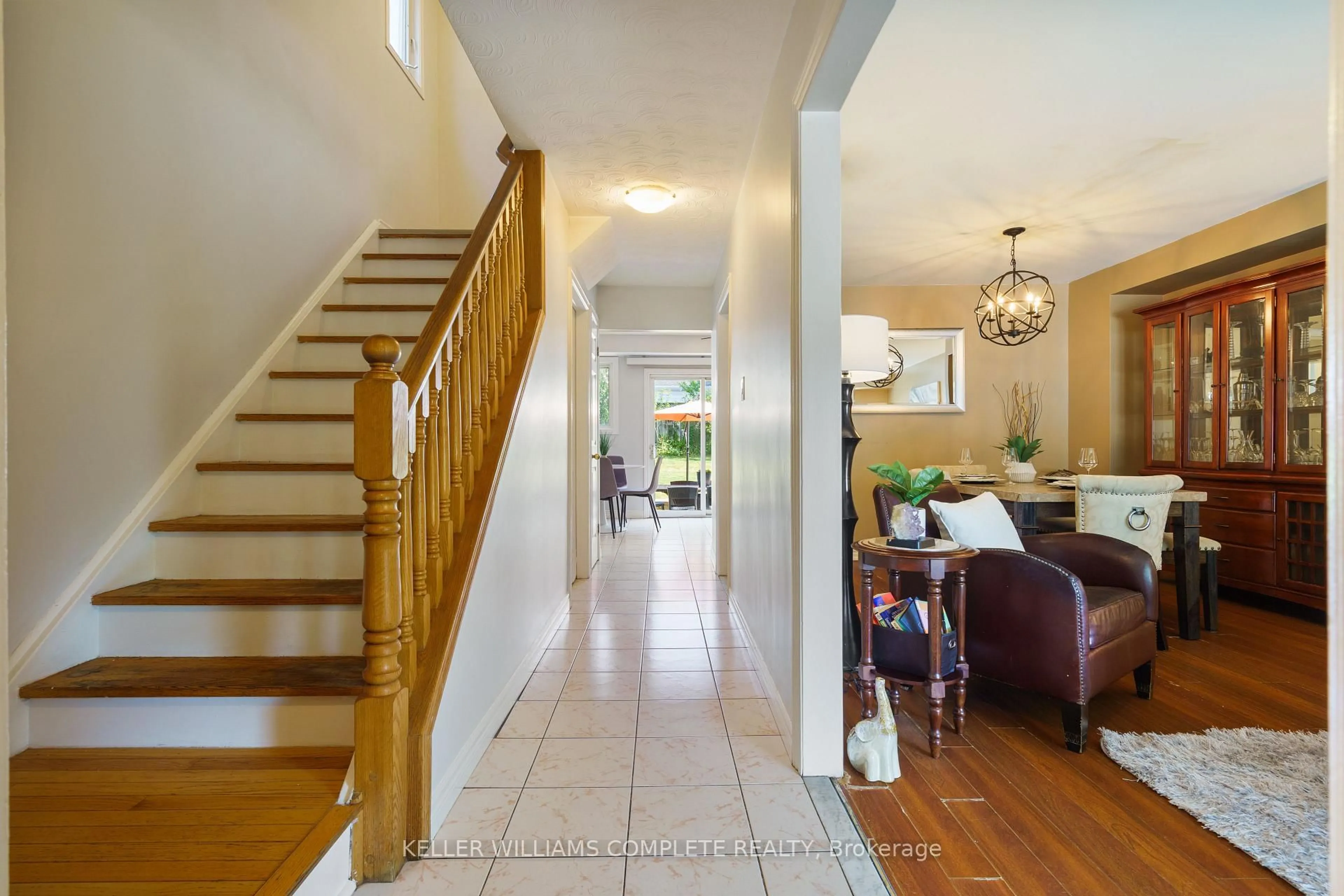 Indoor foyer for 10 Glen Eden Crt, Hamilton Ontario L9C 6H6
