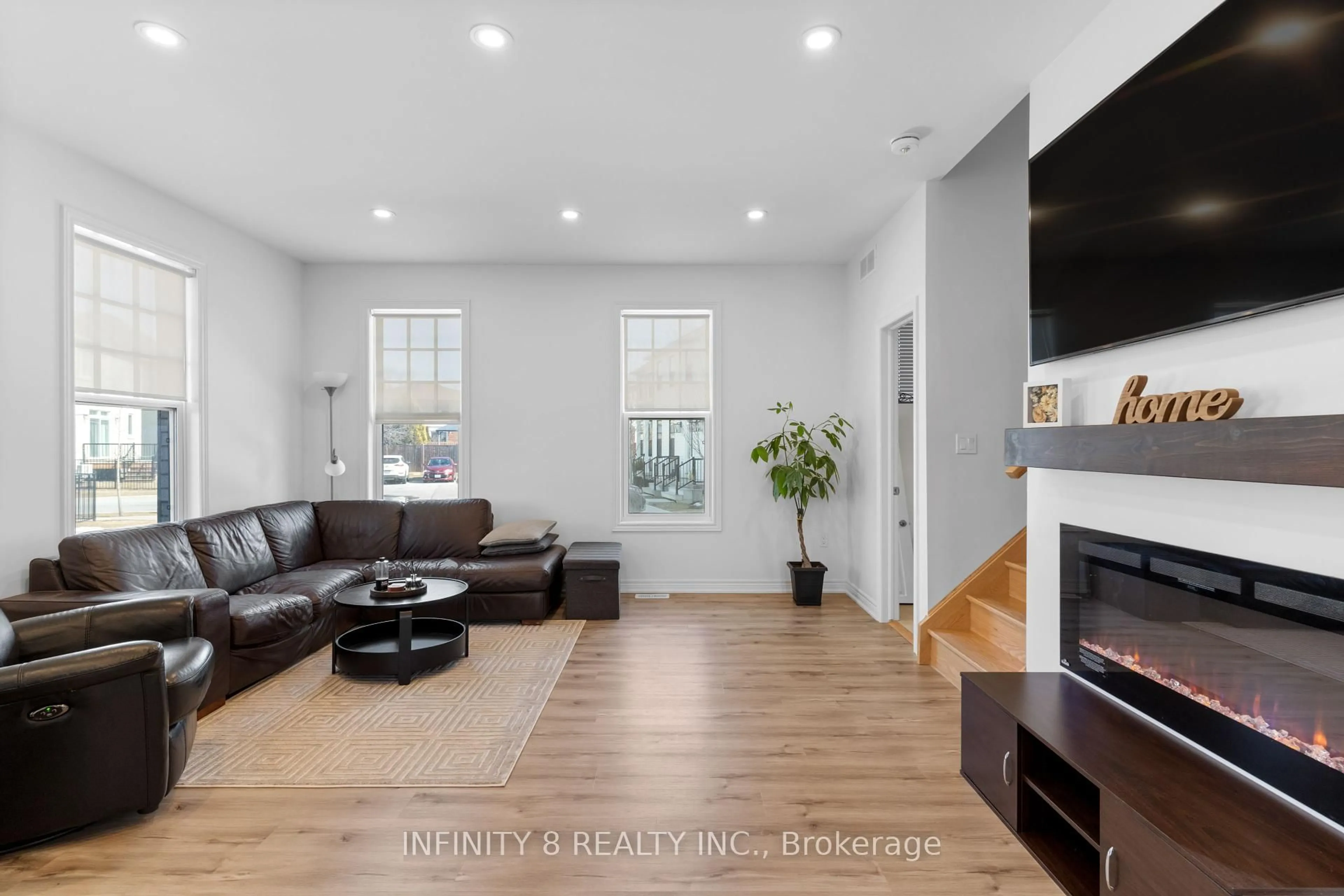 Living room with furniture, wood/laminate floor for 7 ASPEN COMMON, St. Catharines Ontario L2S 2B3