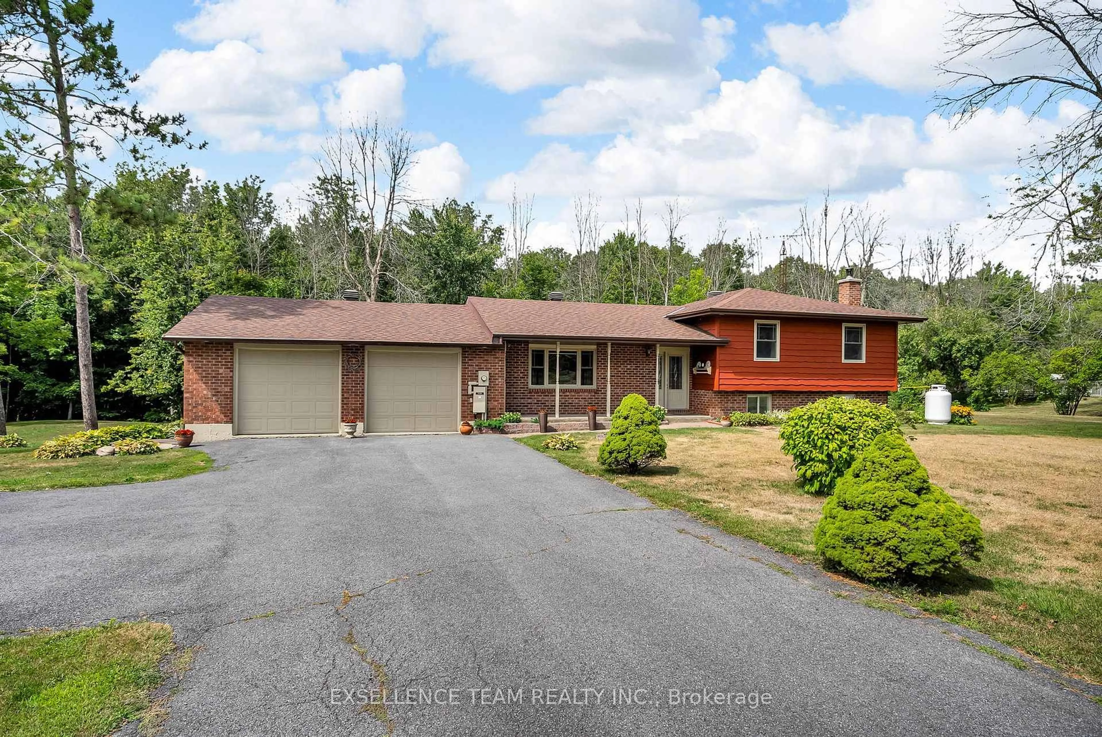 A pic from outside/outdoor area/front of a property/back of a property/a pic from drone, unknown for 18537 Glen Rd, South Glengarry Ontario K0C 2J0