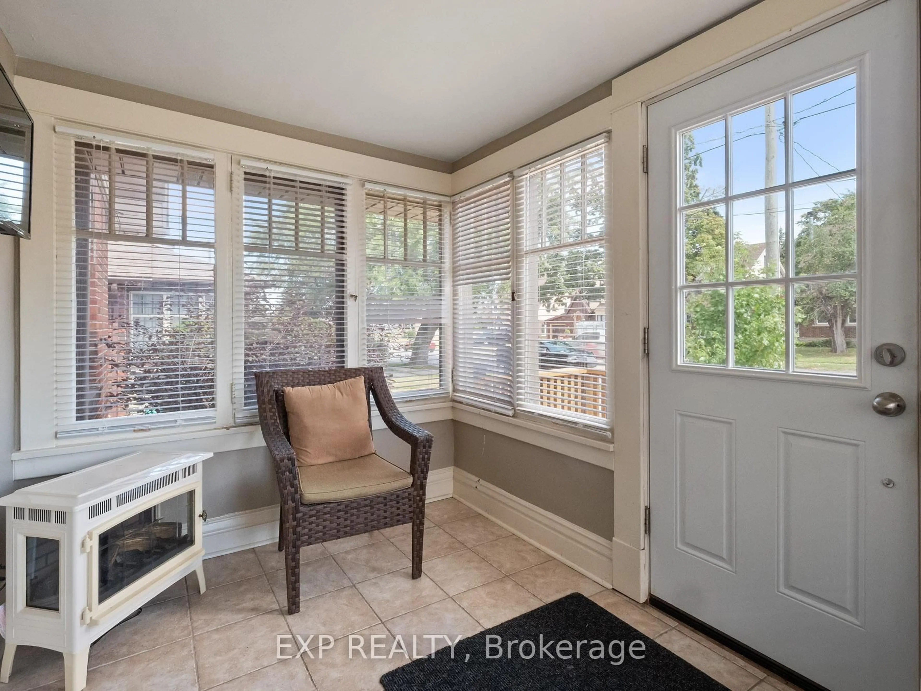 Indoor entryway for 5791 Dorchester Rd, Niagara Falls Ontario L2G 5S6