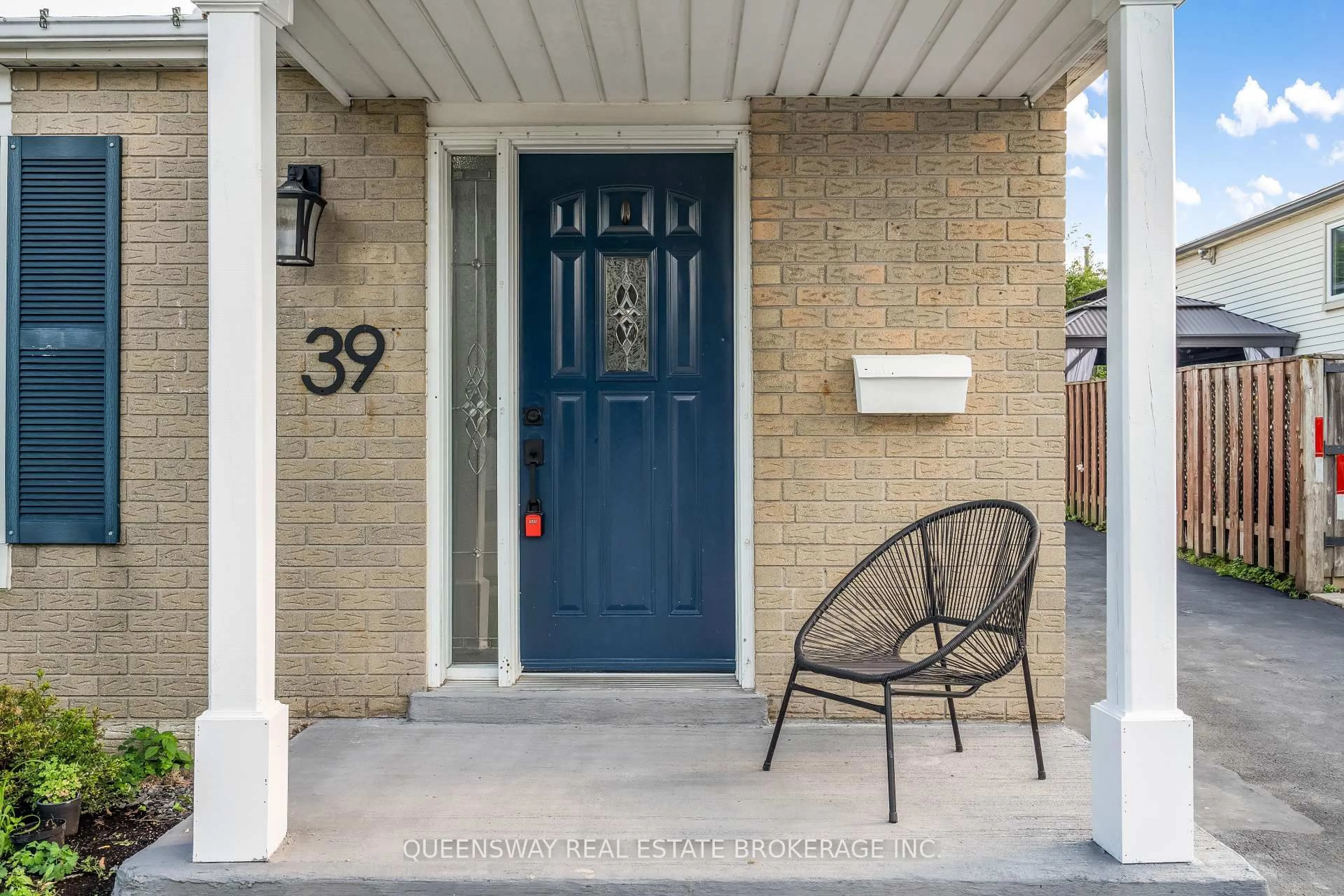 Indoor entryway for 39 Garden Cres, Hamilton Ontario L8V 4T3