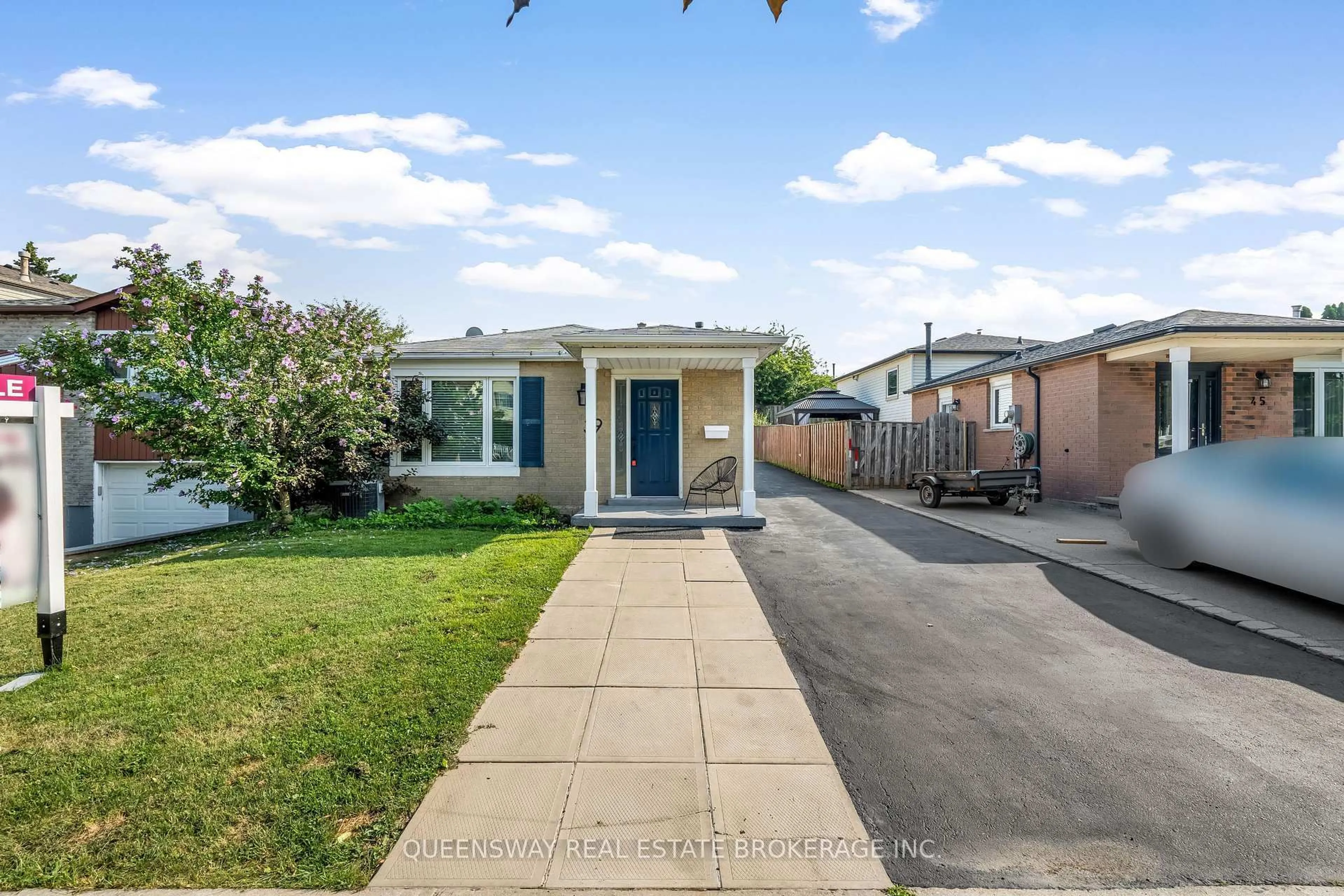 A pic from outside/outdoor area/front of a property/back of a property/a pic from drone, street for 39 Garden Cres, Hamilton Ontario L8V 4T3